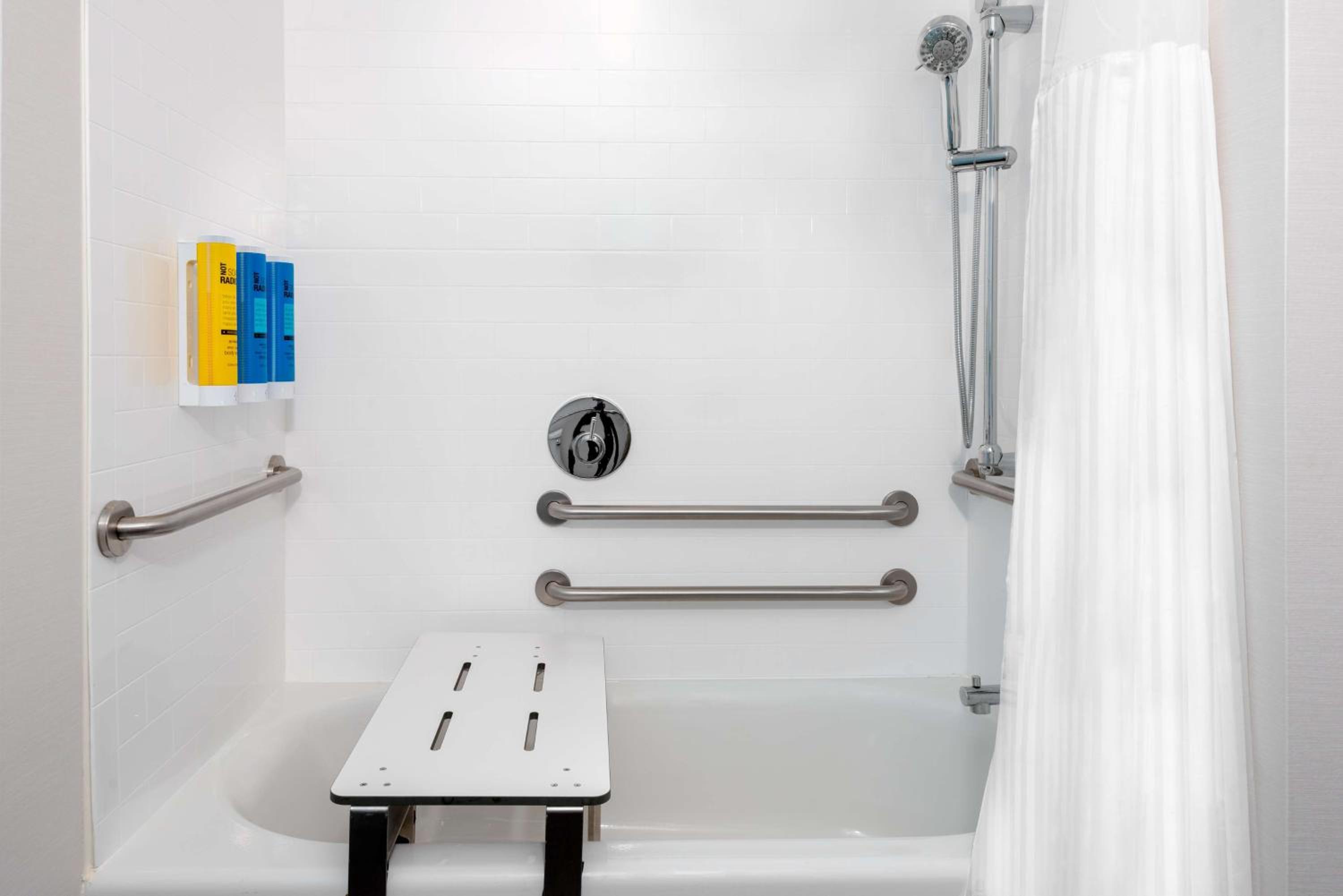 King Room with Bath Tub - Mobility Access - Photo 3