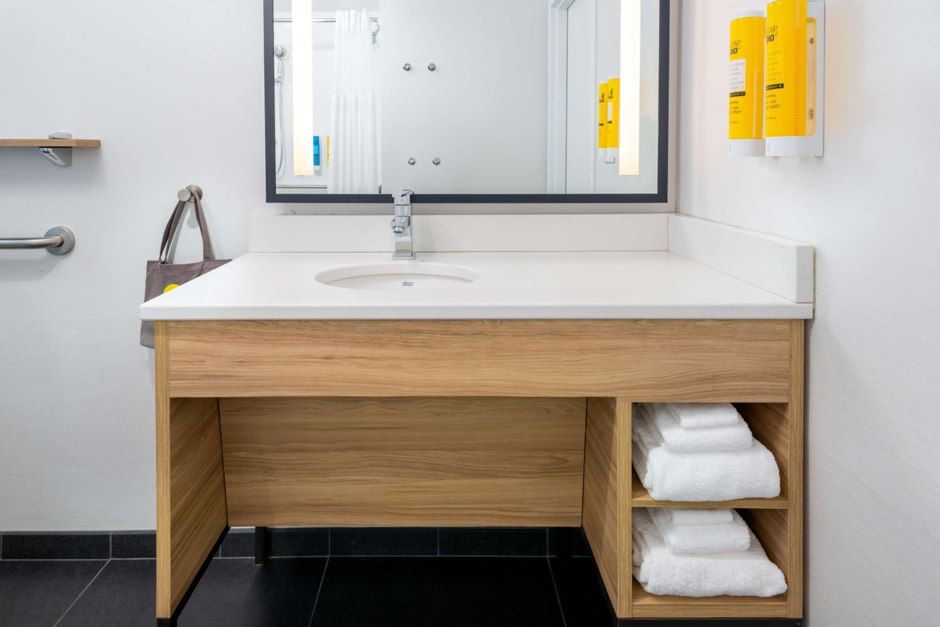 King Room with Bath Tub - Mobility Access - Photo 4