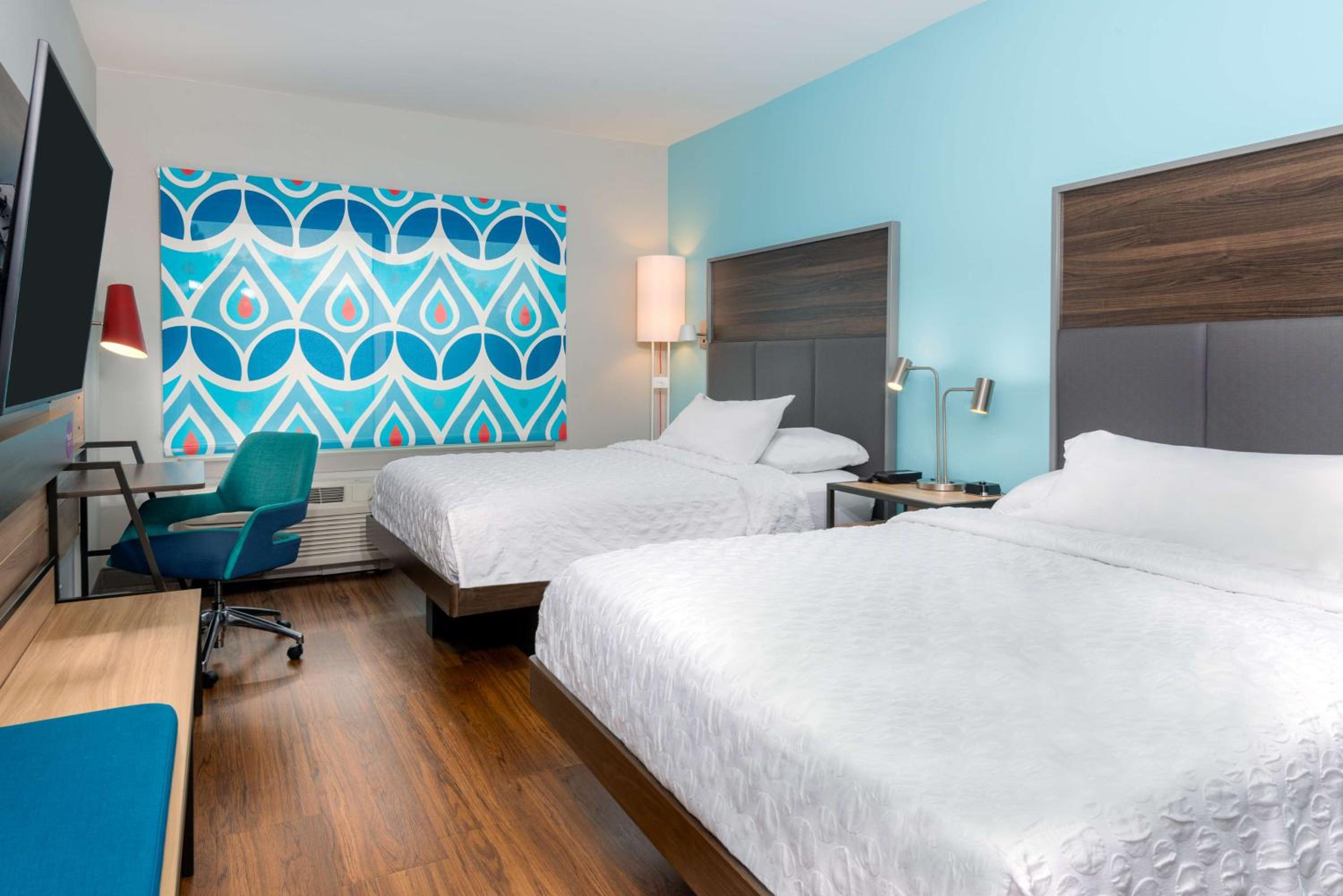 Queen Room with Two Queen Beds - Photo 3