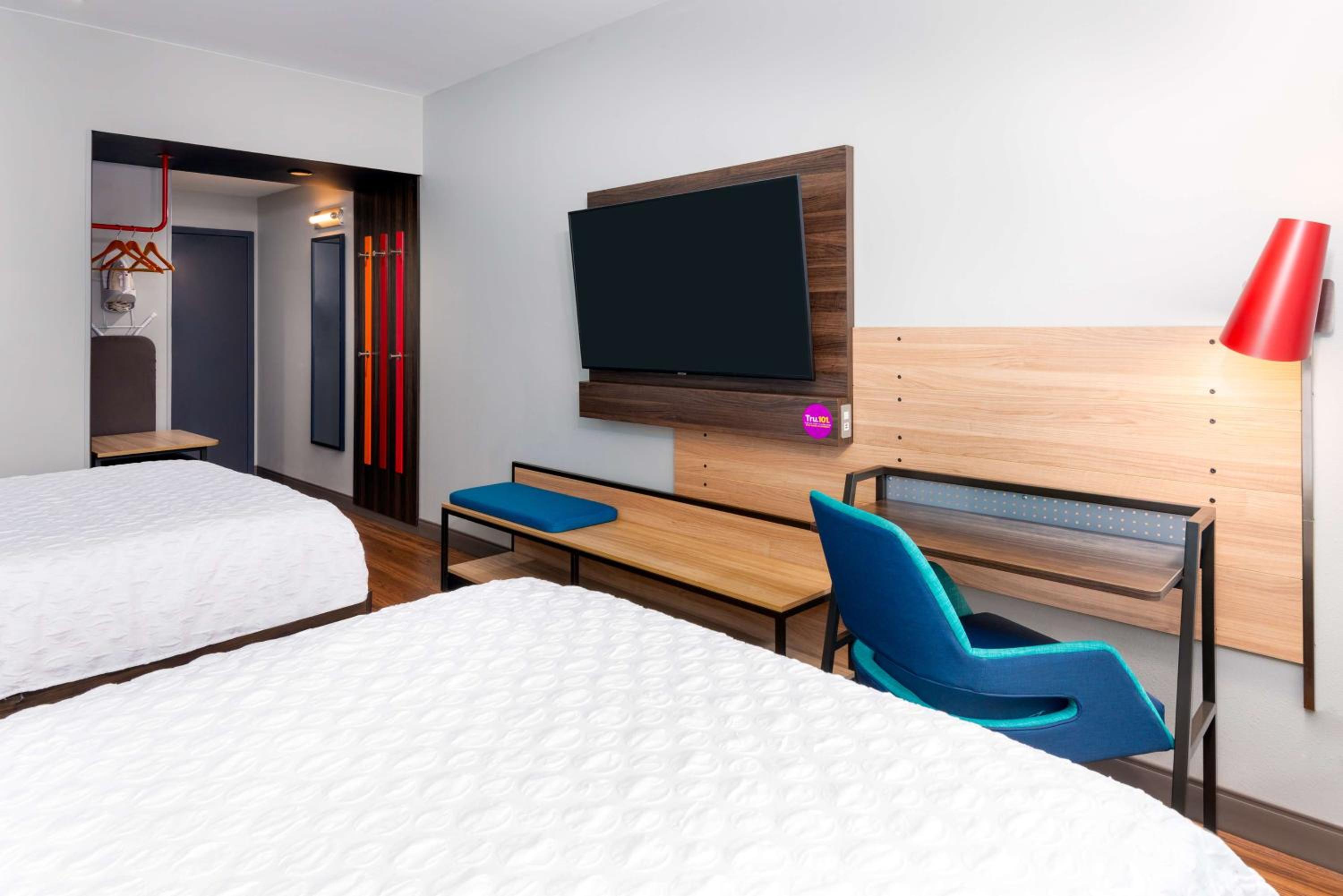 Queen Room with Two Queen Beds - Photo 4