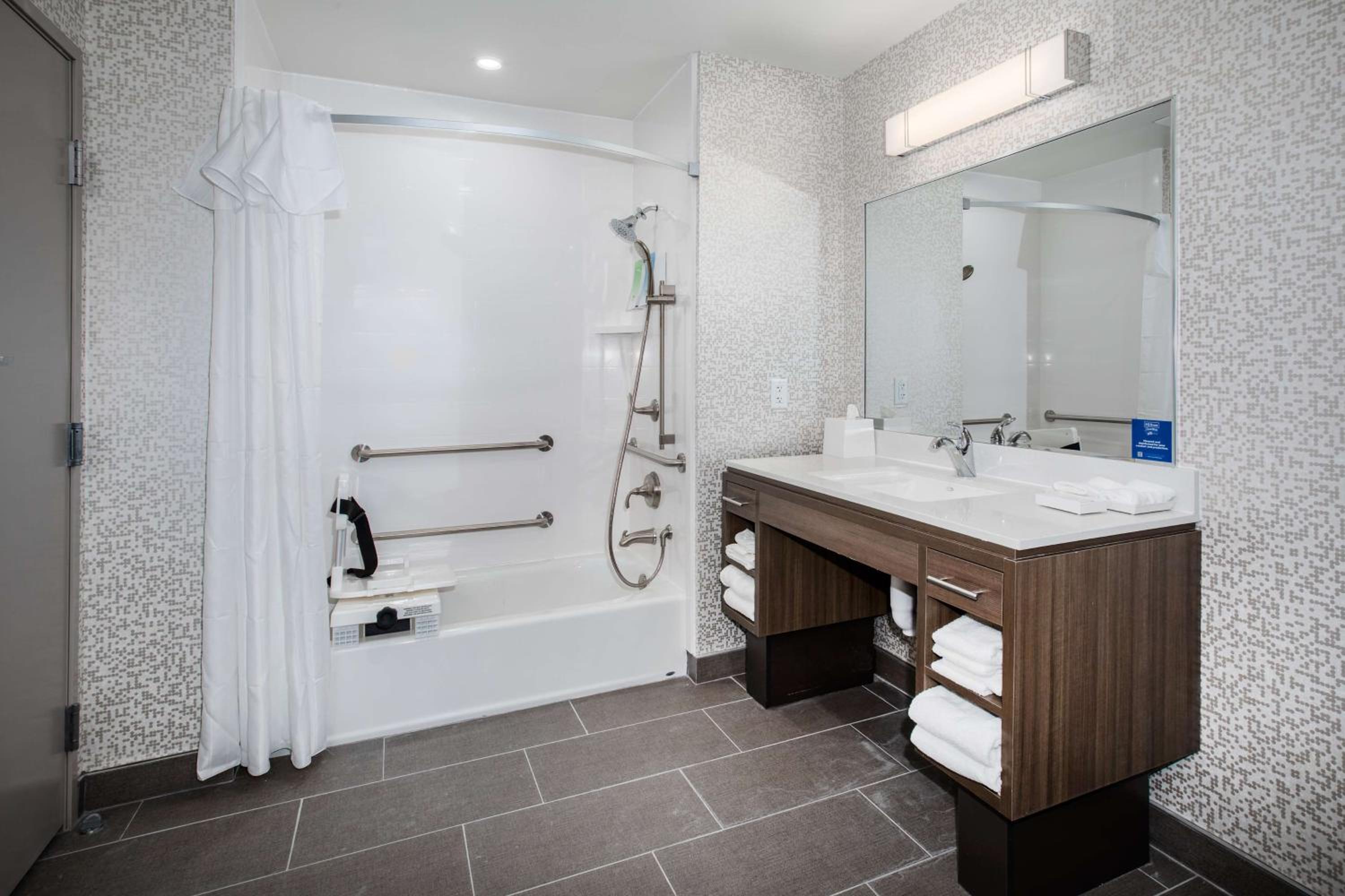 King Suite - Mobility and Hearing Access/Non-Smoking - Photo 2