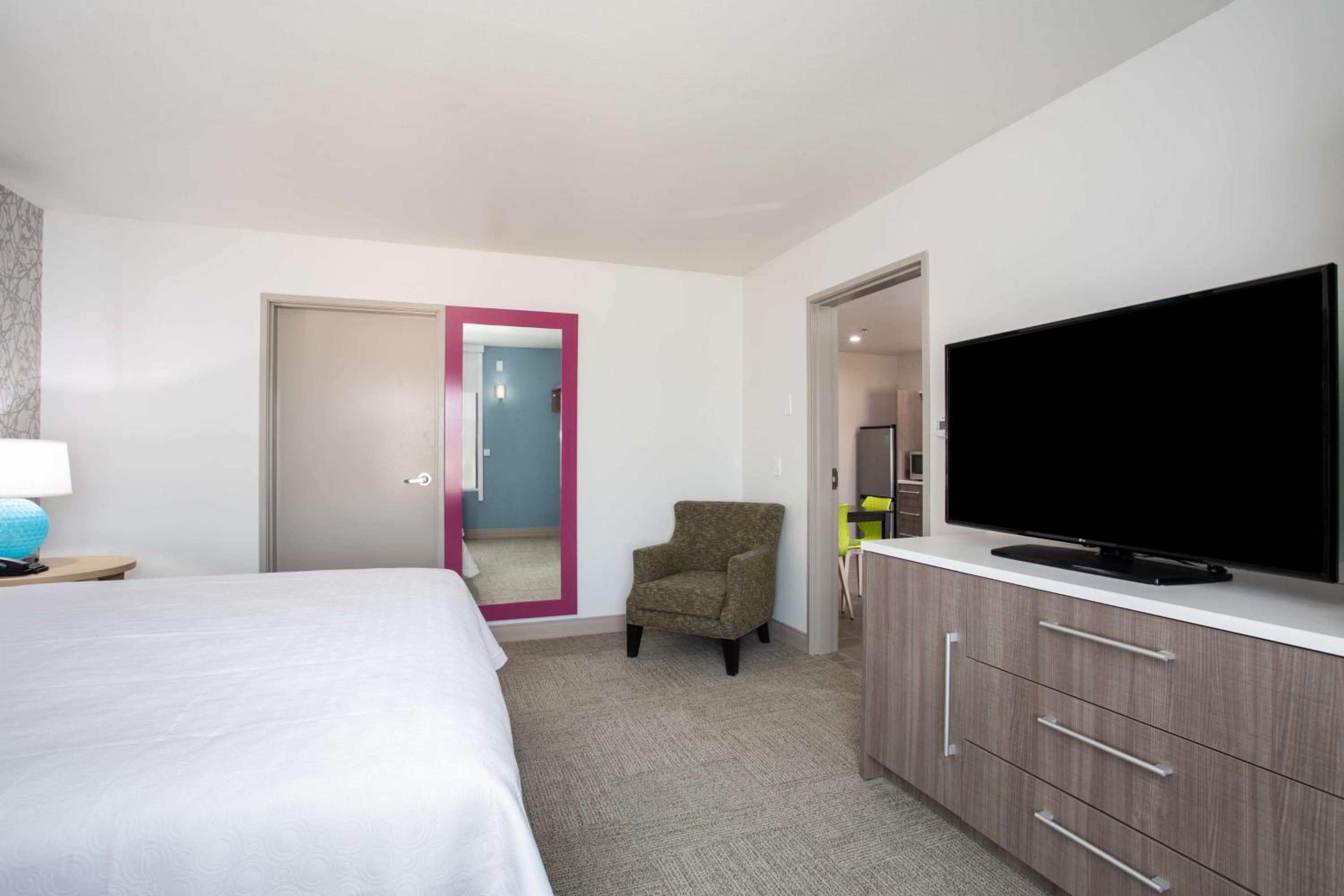 King Suite - Mobility and Hearing Access/Non-Smoking - Photo 3
