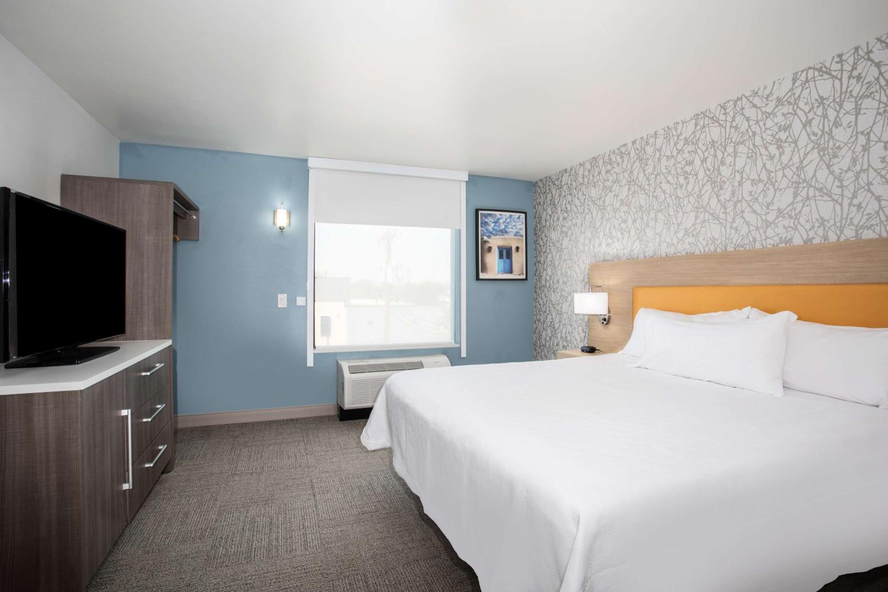 King Suite - Mobility and Hearing Access/Non-Smoking - Photo 6