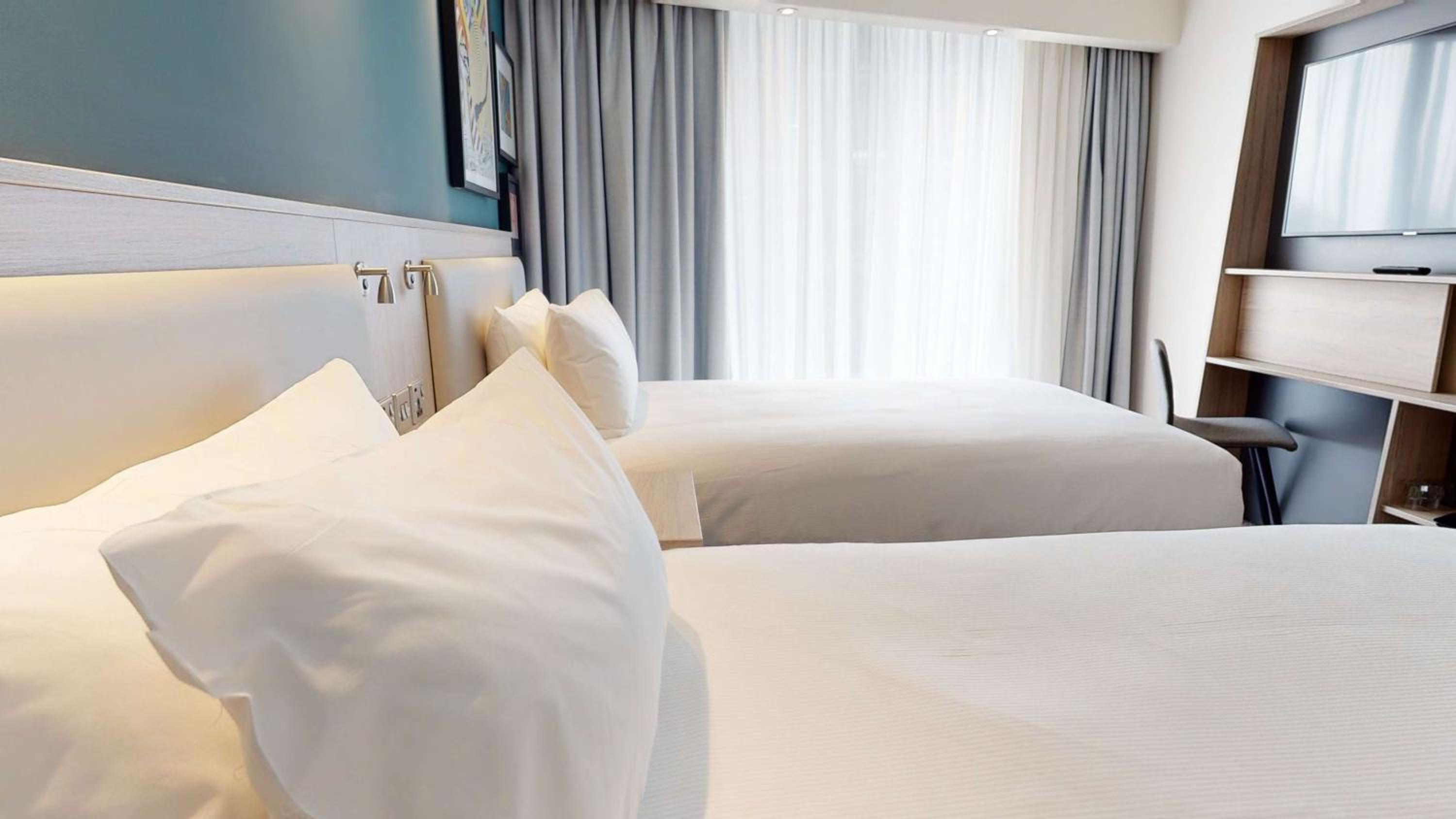 Queen Room with Single Bed - Photo 7