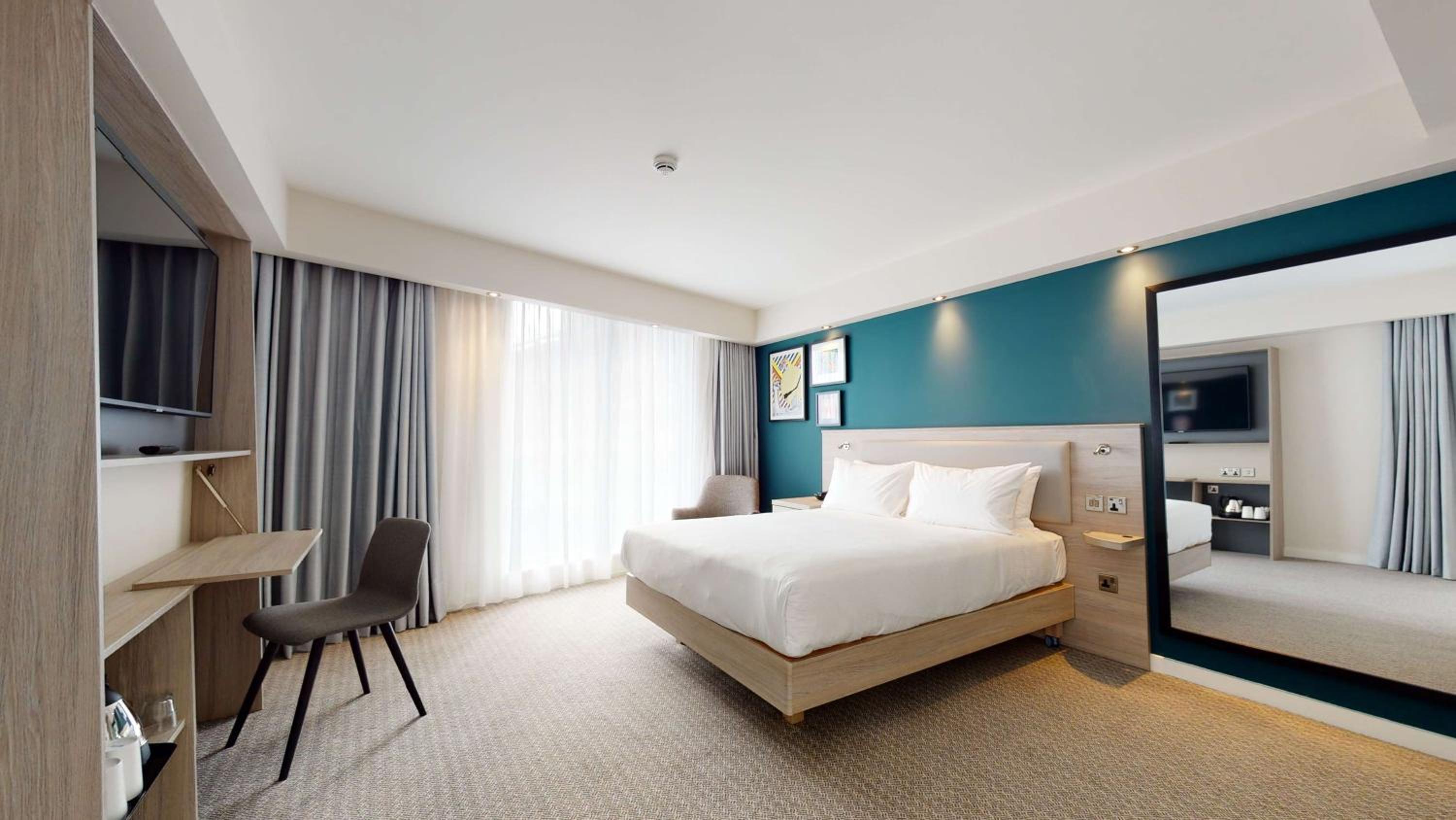 Queen Room with City View - Photo 7