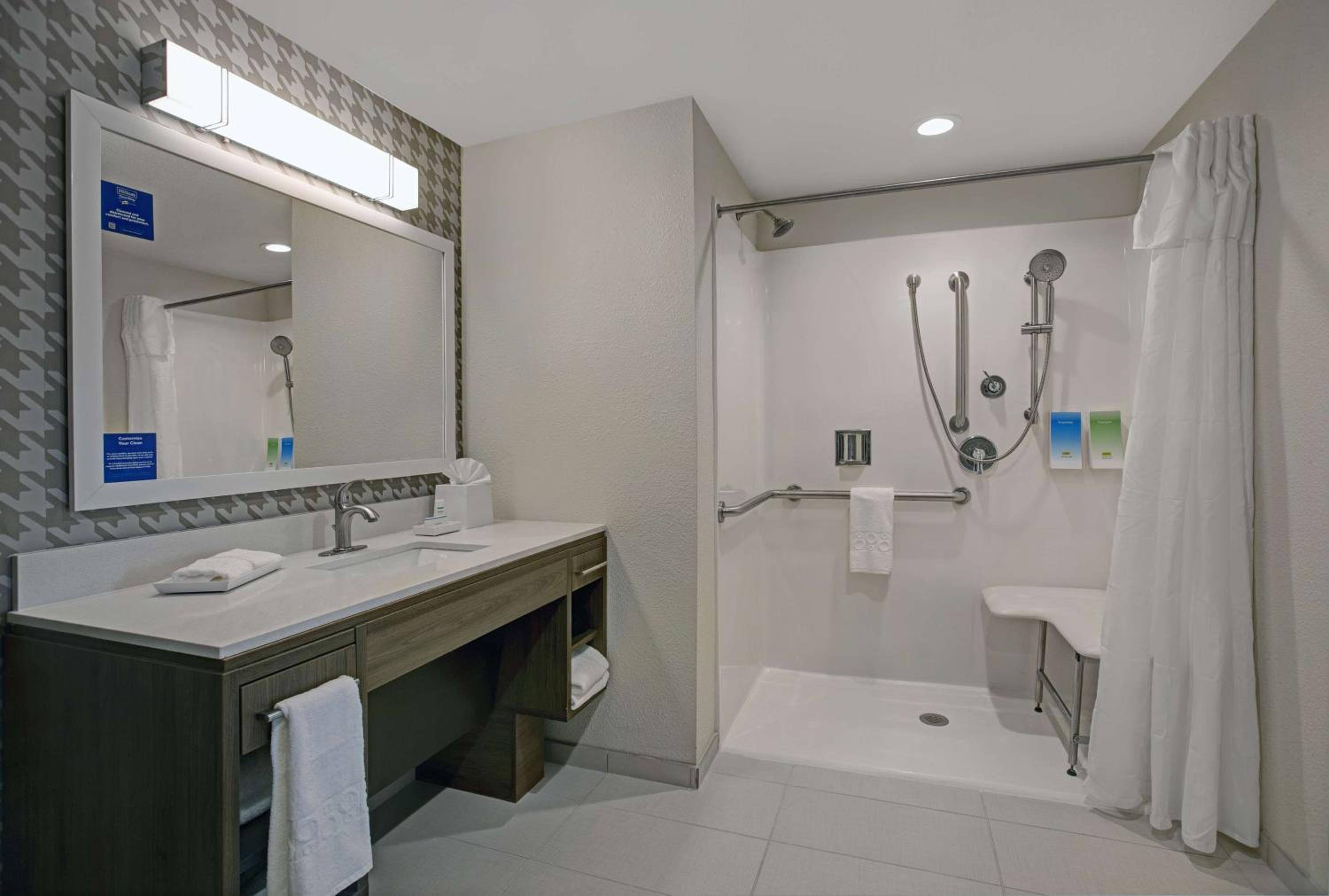 King Suite - Hearing Access/Non-Smoking - Photo 2