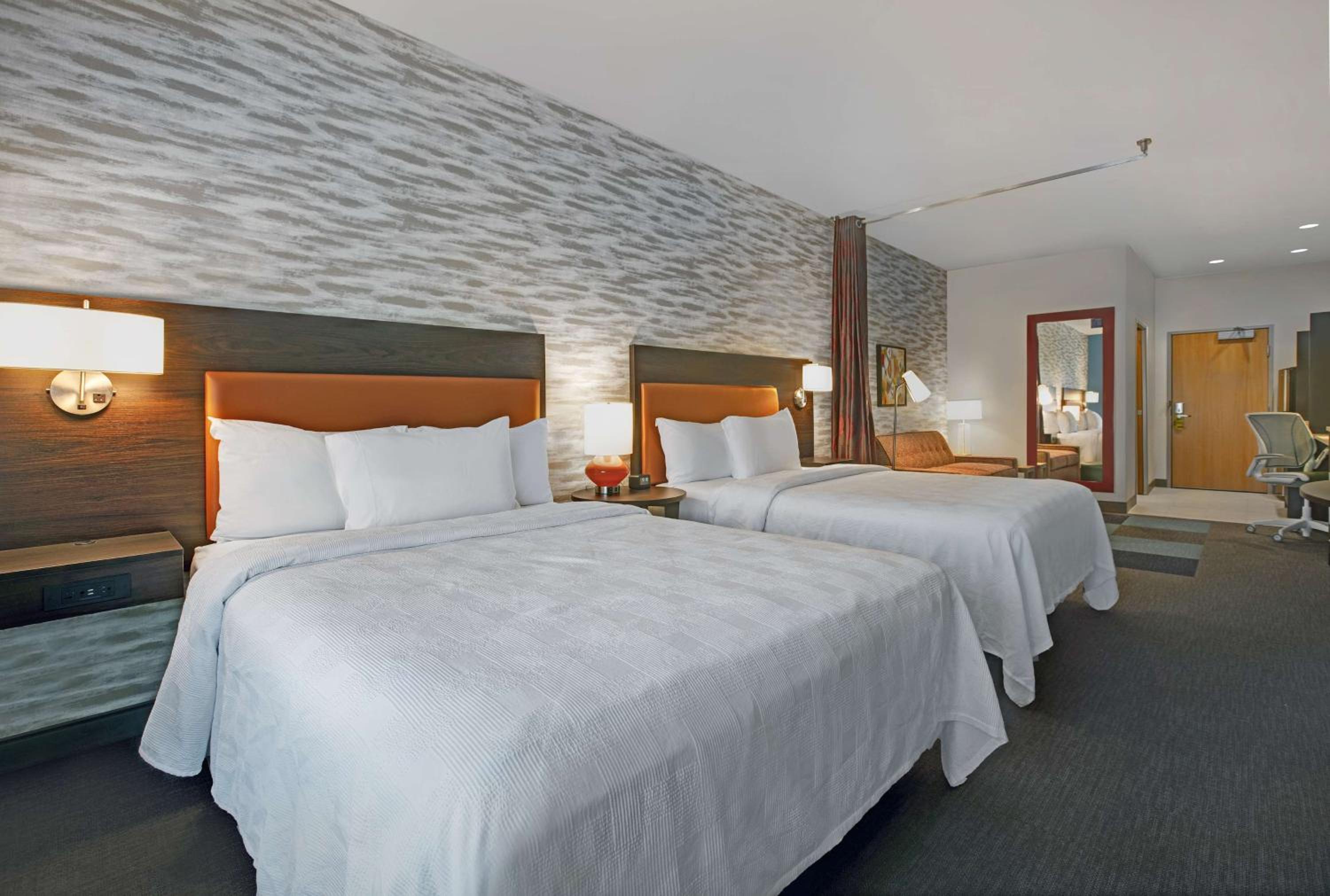 Queen Studio with Two Queen Beds - Non-Smoking - Photo 2
