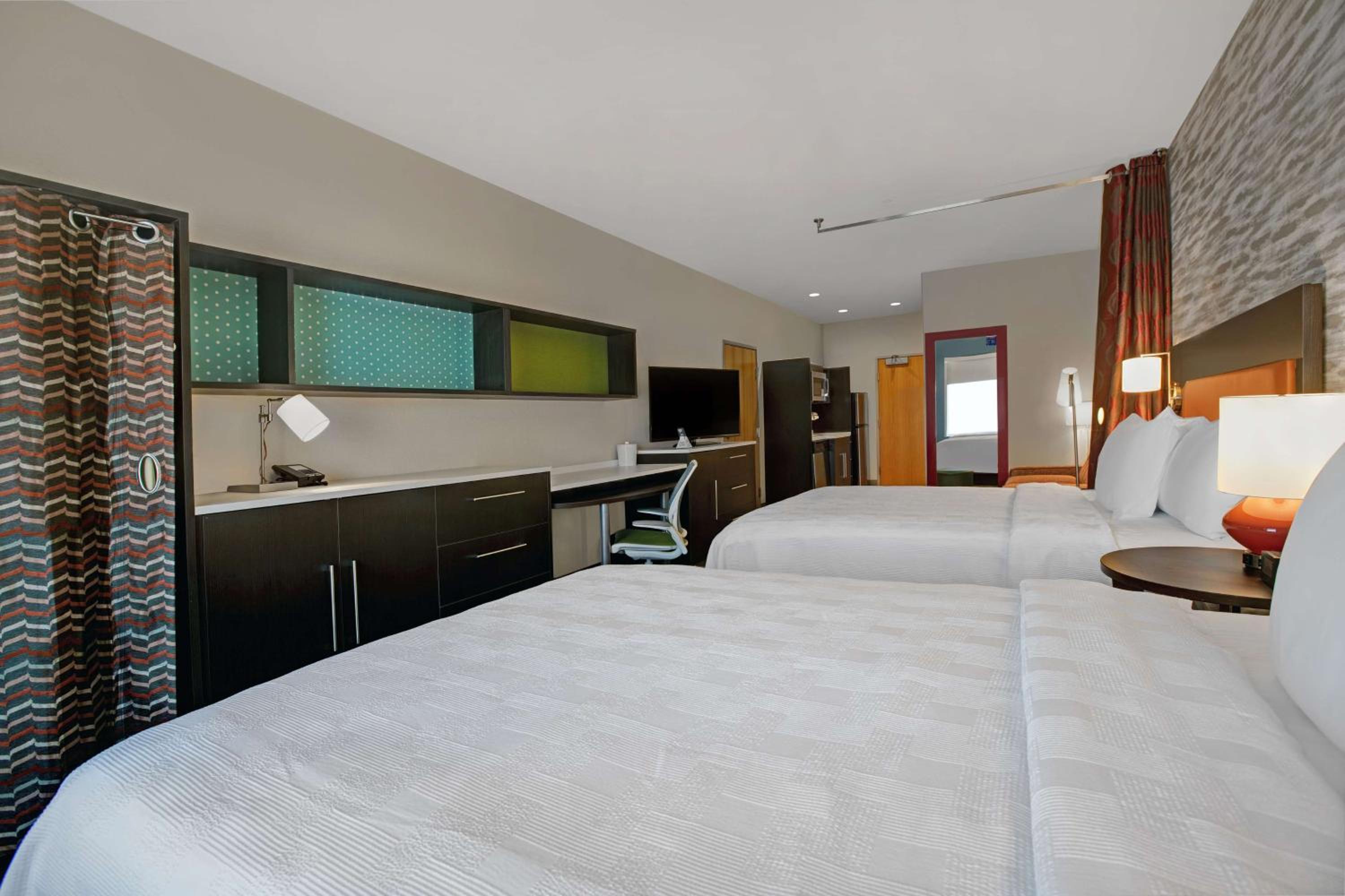 Queen Studio with Two Queen Beds - Non-Smoking - Photo 3