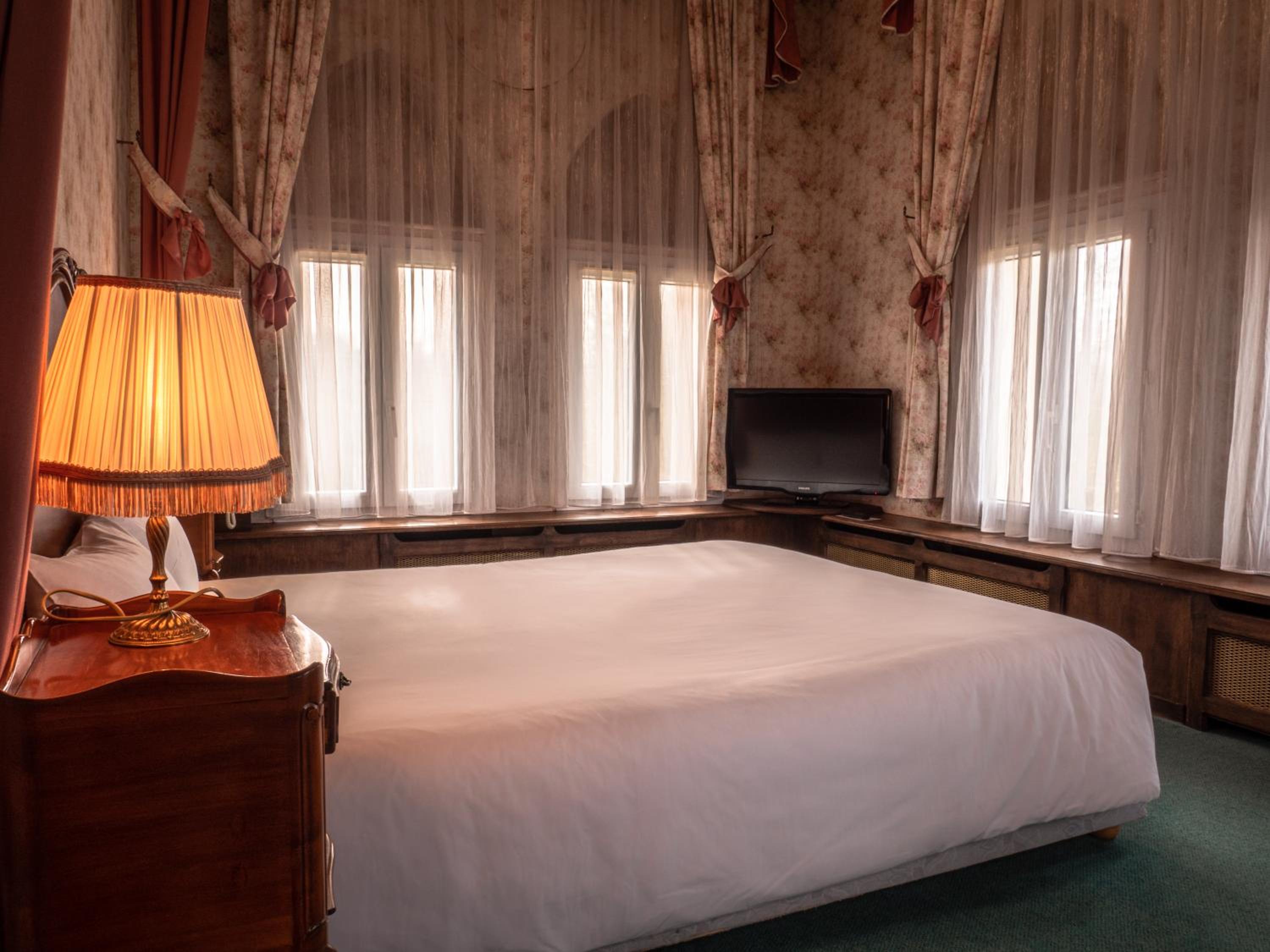 Suite with Hot Tub - Photo 3