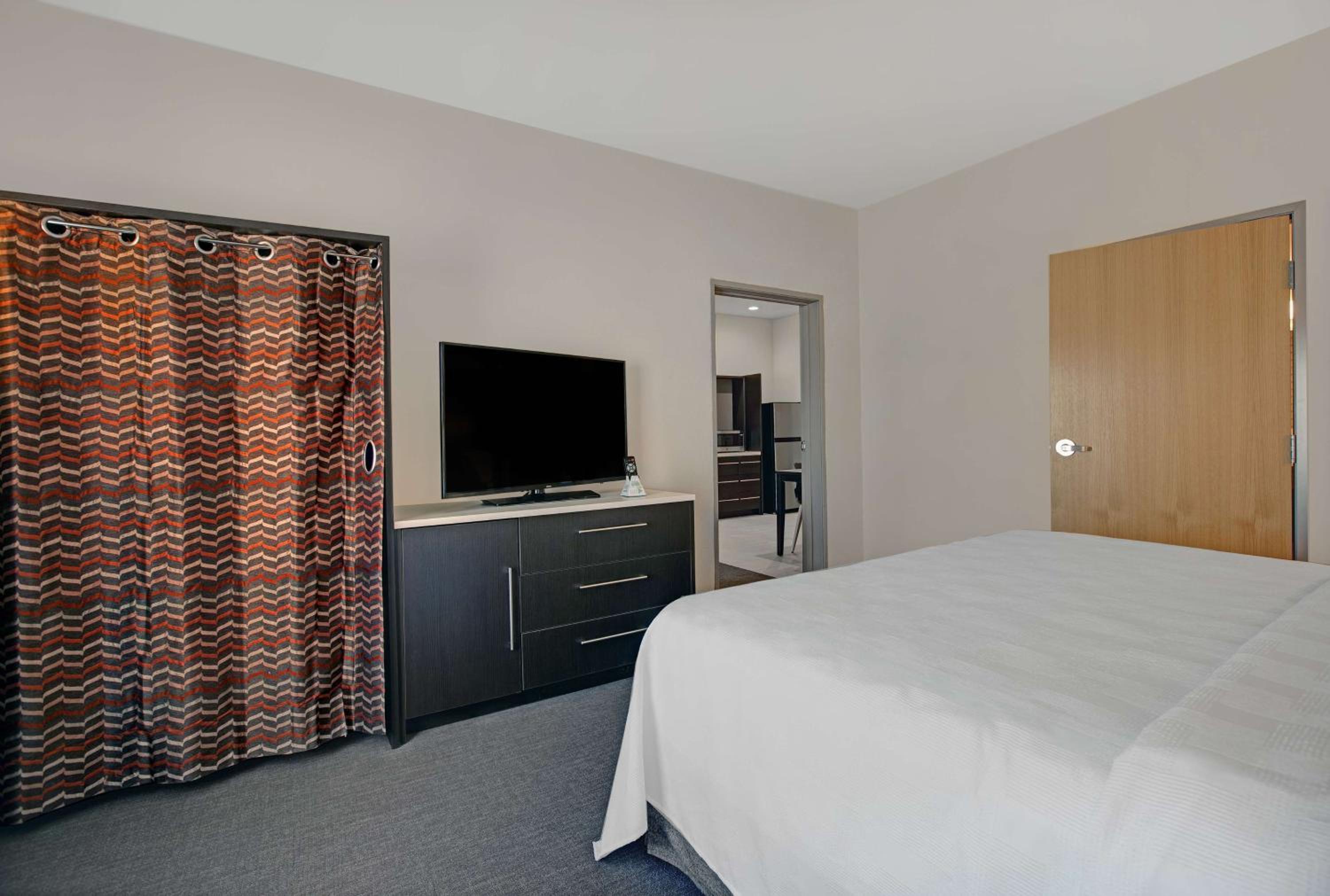 King Suite - Hearing Access/Non-Smoking - Photo 4