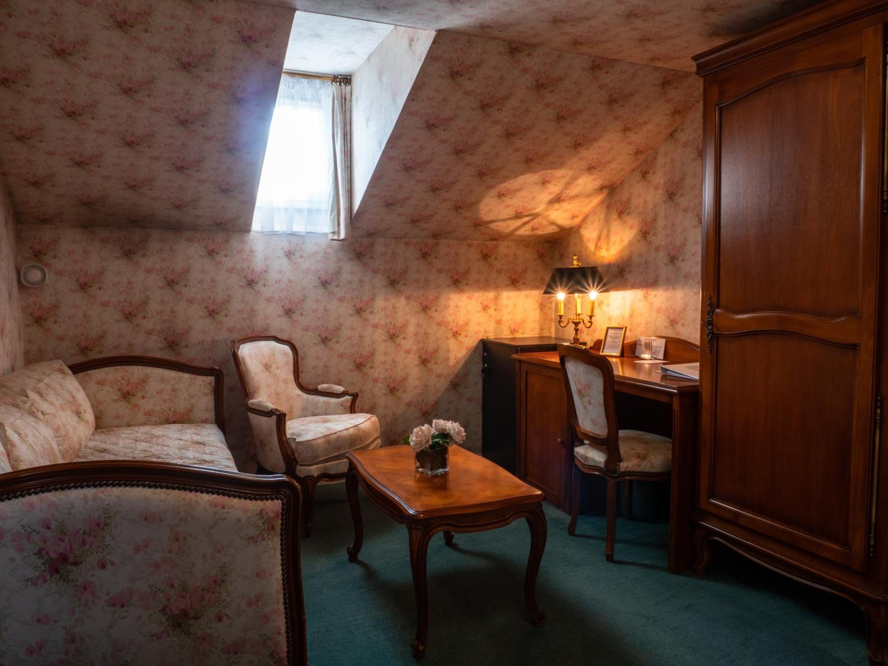 Suite with Hot Tub - Photo 4