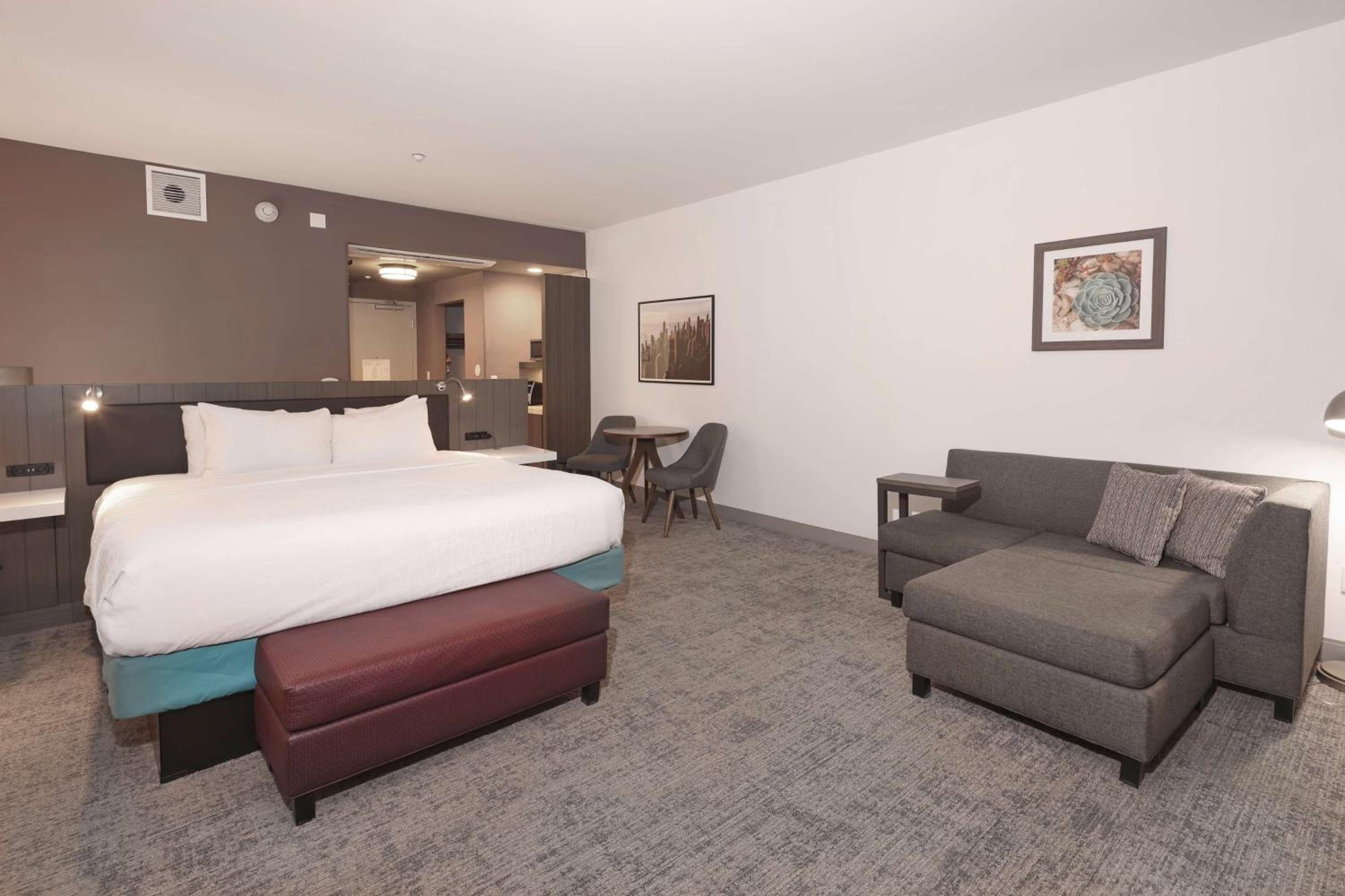 Deluxe King Room - Photo 2