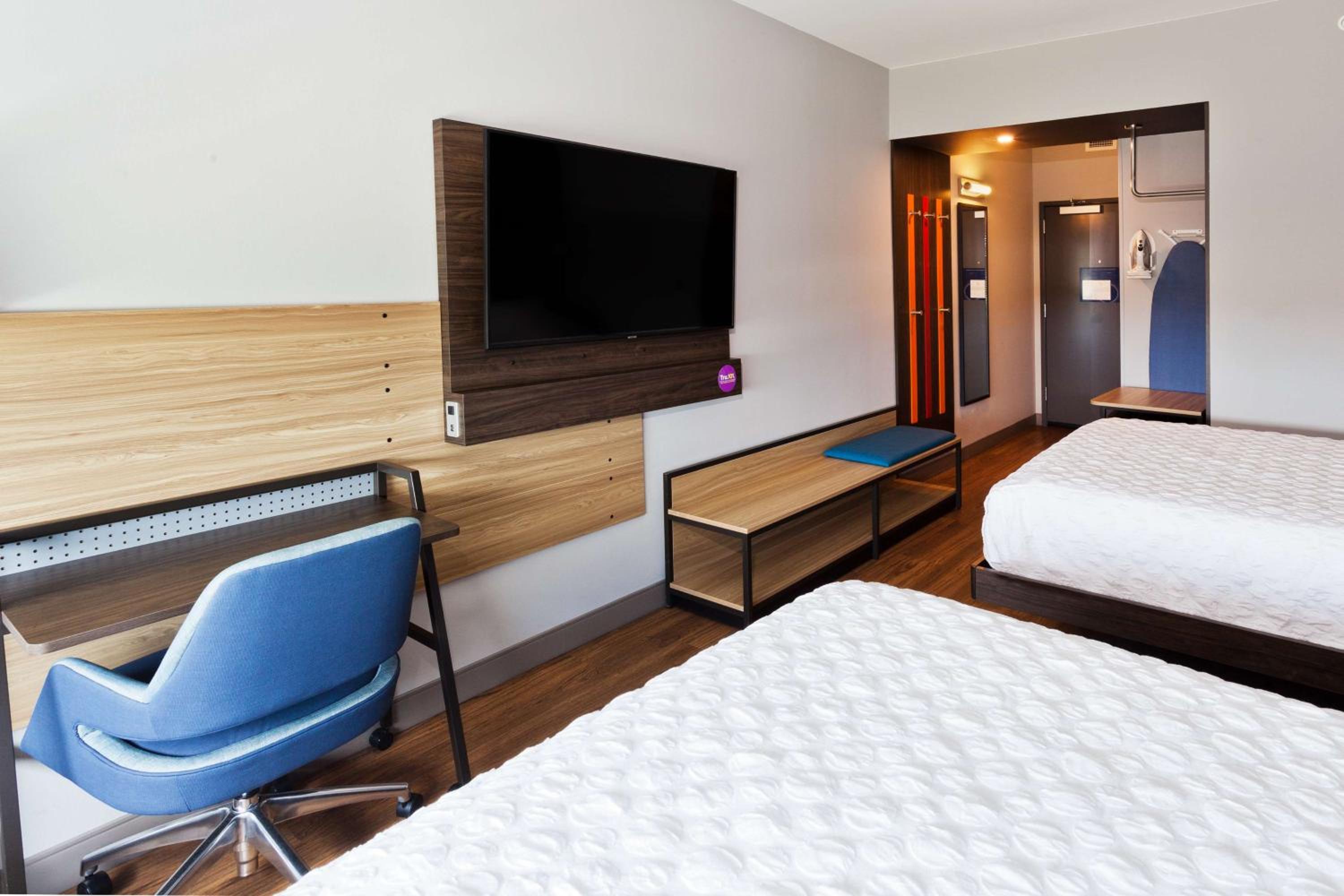Queen Room with Two Queen Beds - Photo 1