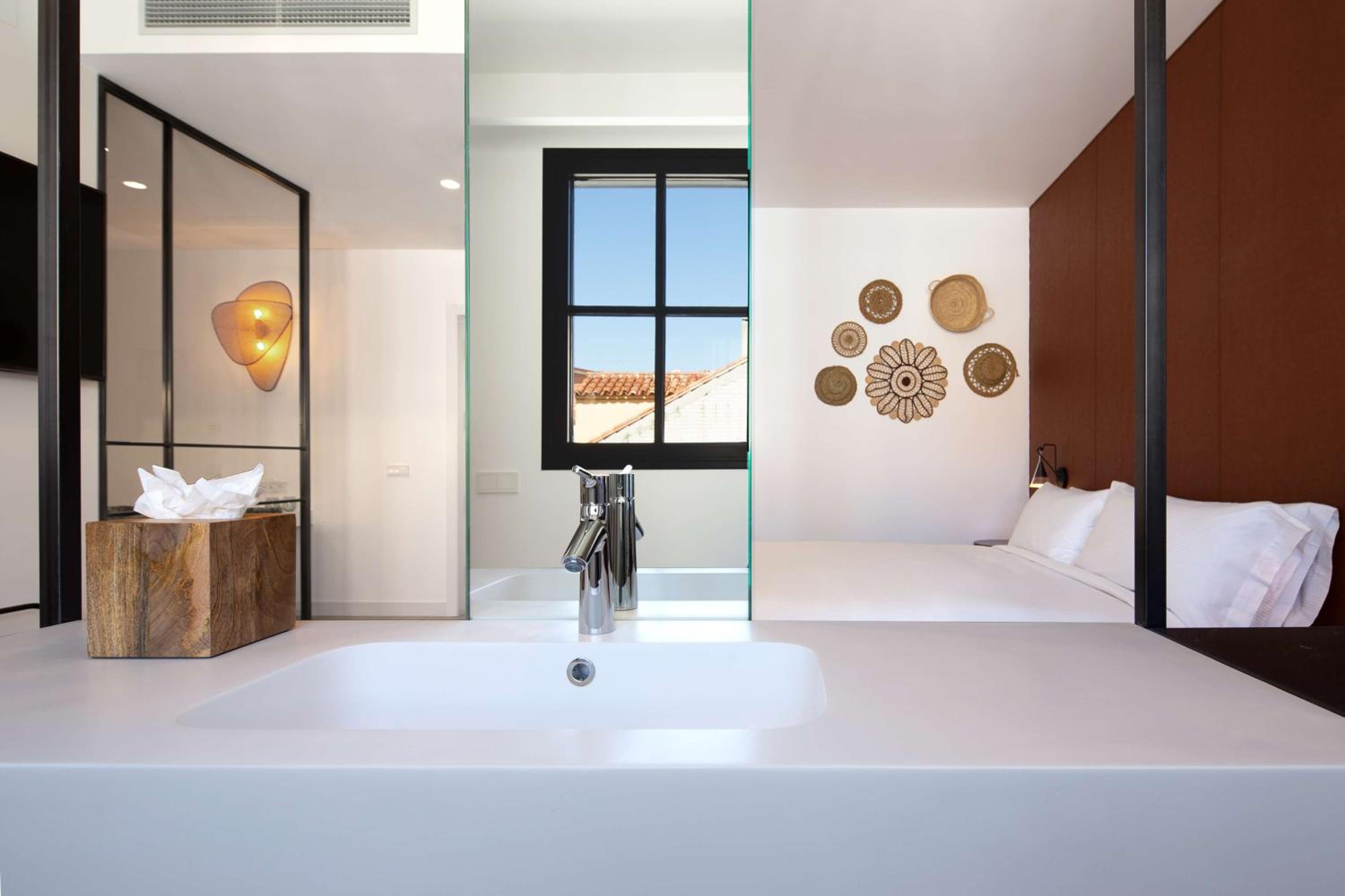 Superior King Room - Photo 8