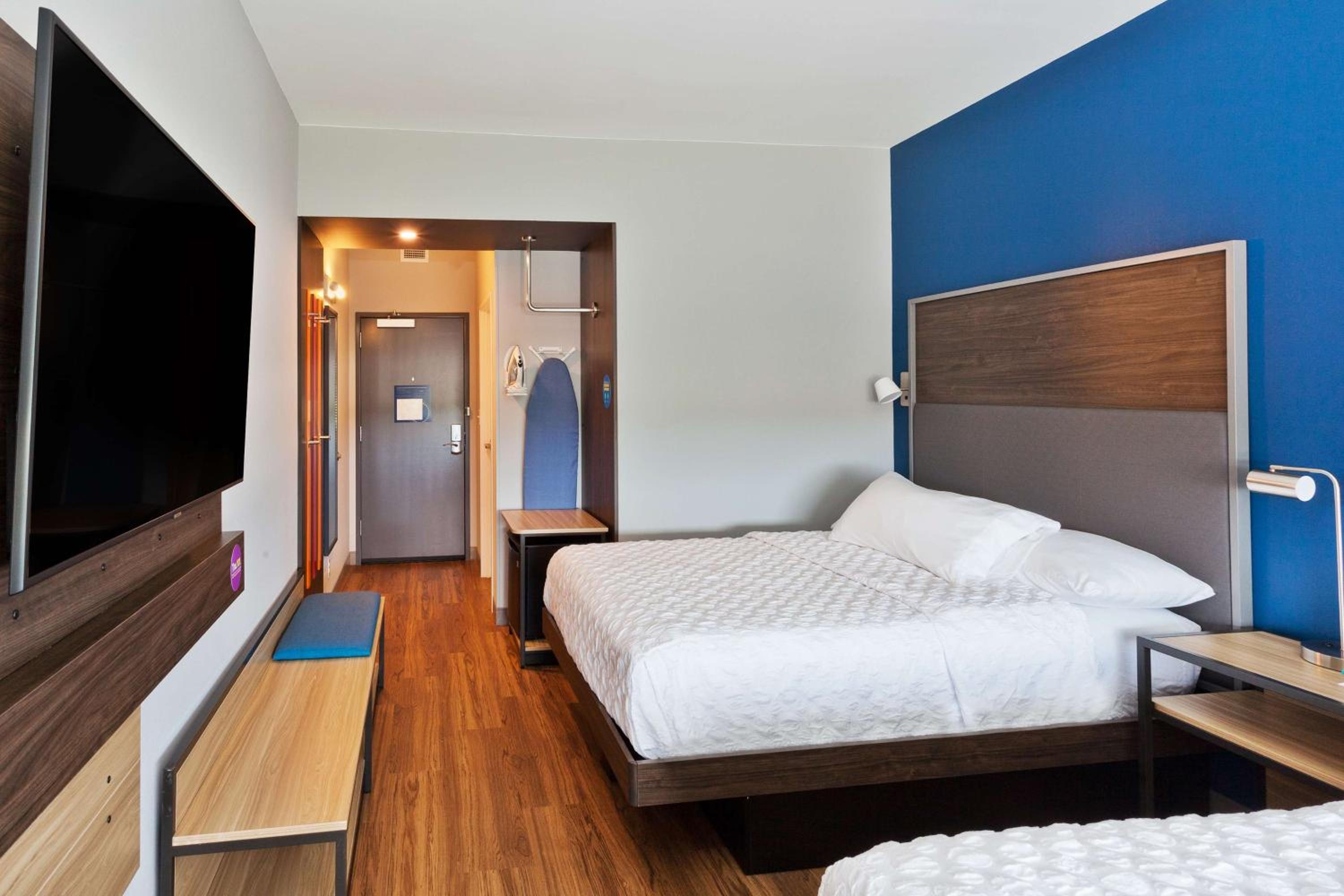 Queen Room with Two Queen Beds - Photo 4