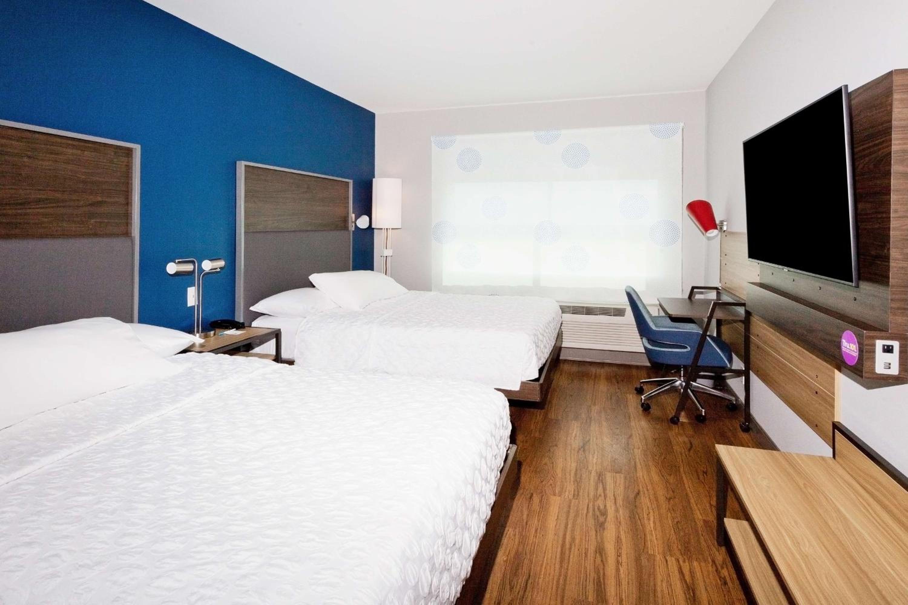 Queen Room with Two Queen Beds - Photo 2