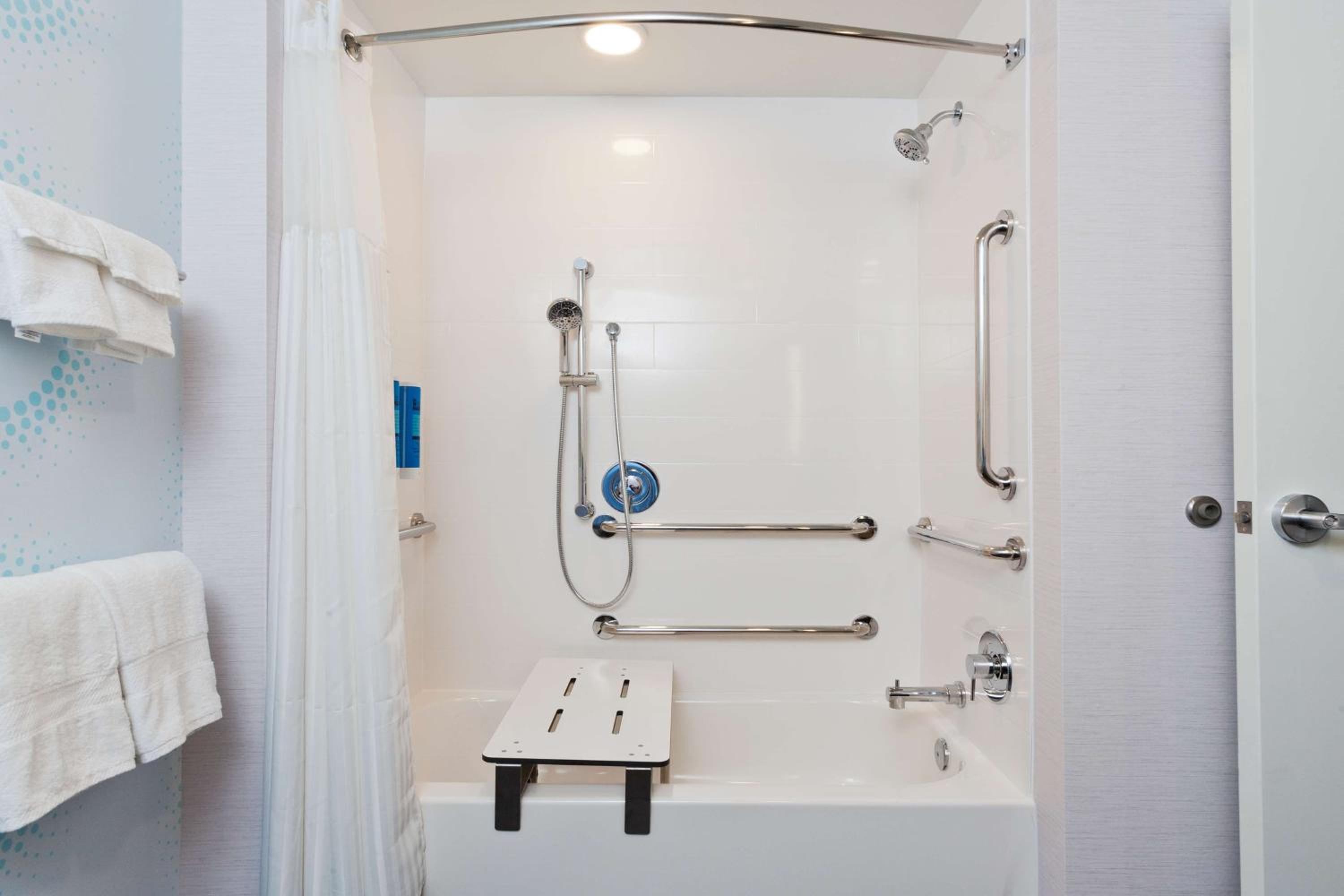 King Room with Bath Tub - Mobility Access - Photo 4