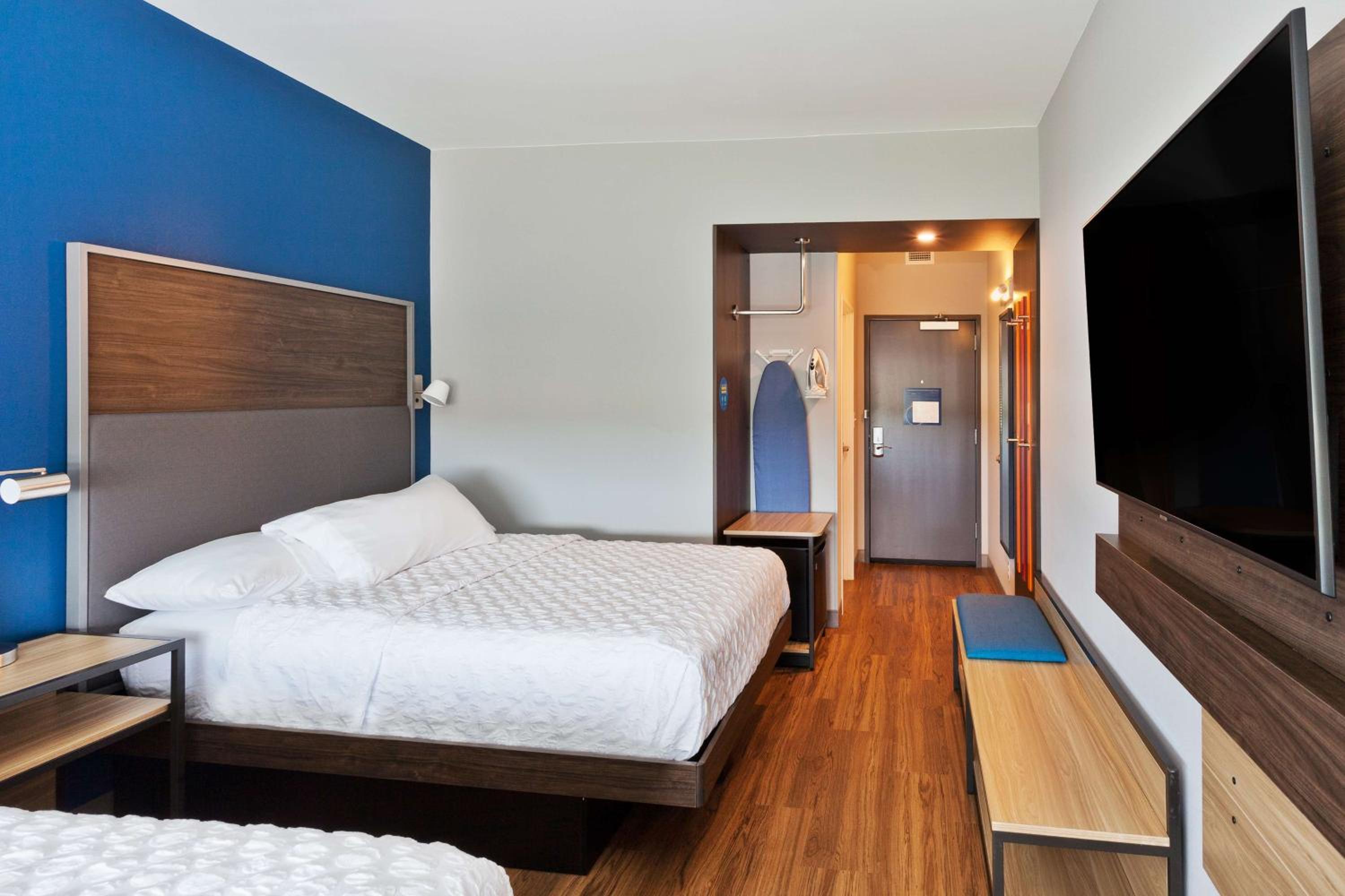 Queen Room with Two Queen Beds - Mobility Access - Photo 4