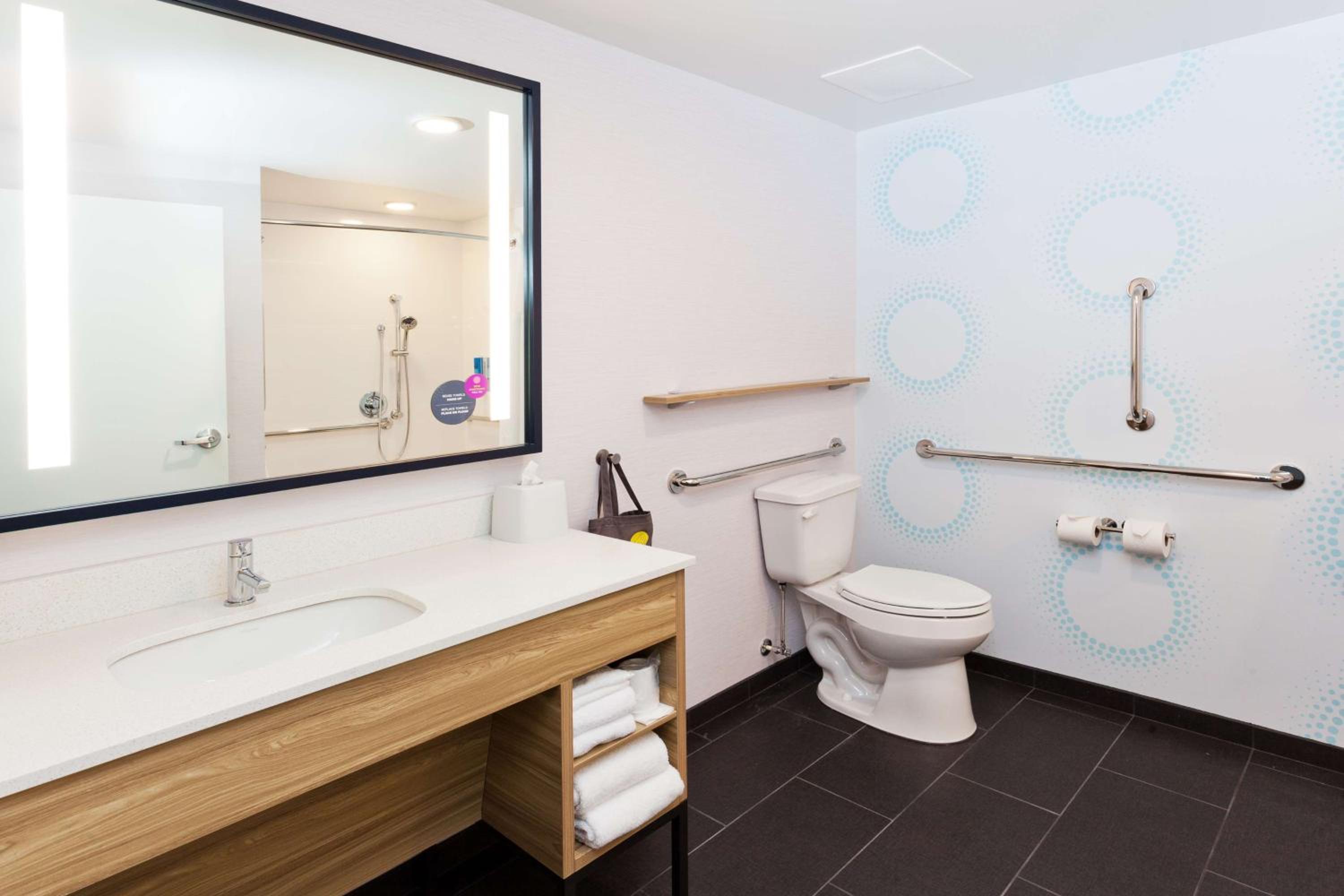 King Room with Bath Tub - Mobility Access - Photo 5