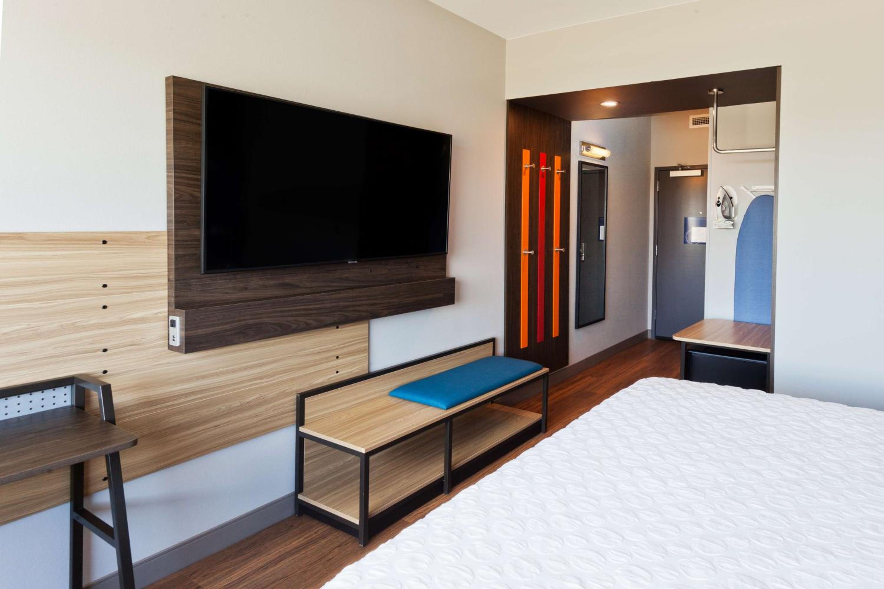 King Room with Bath Tub - Mobility Access - Photo 3