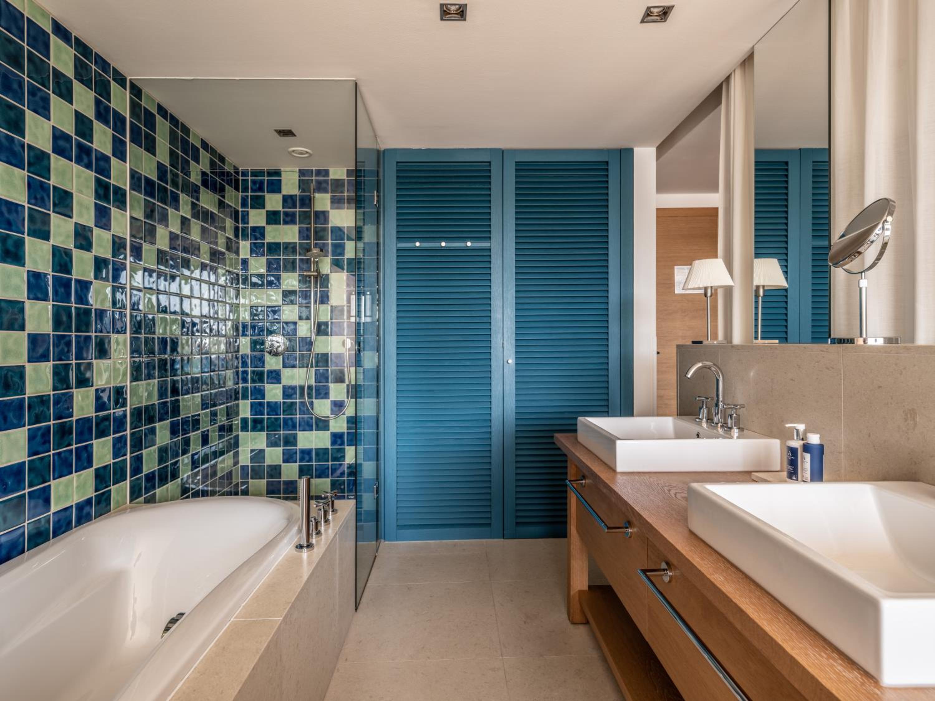 Superior Room with Balcony and Park View - Photo 2