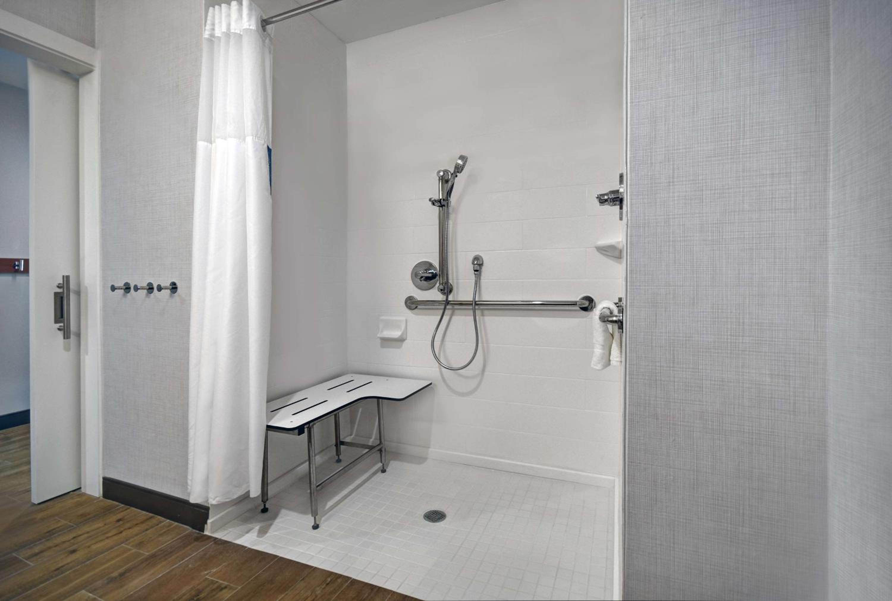 King Room with Roll-in Shower - Disability Accessible/Non-Smoking - Photo 4