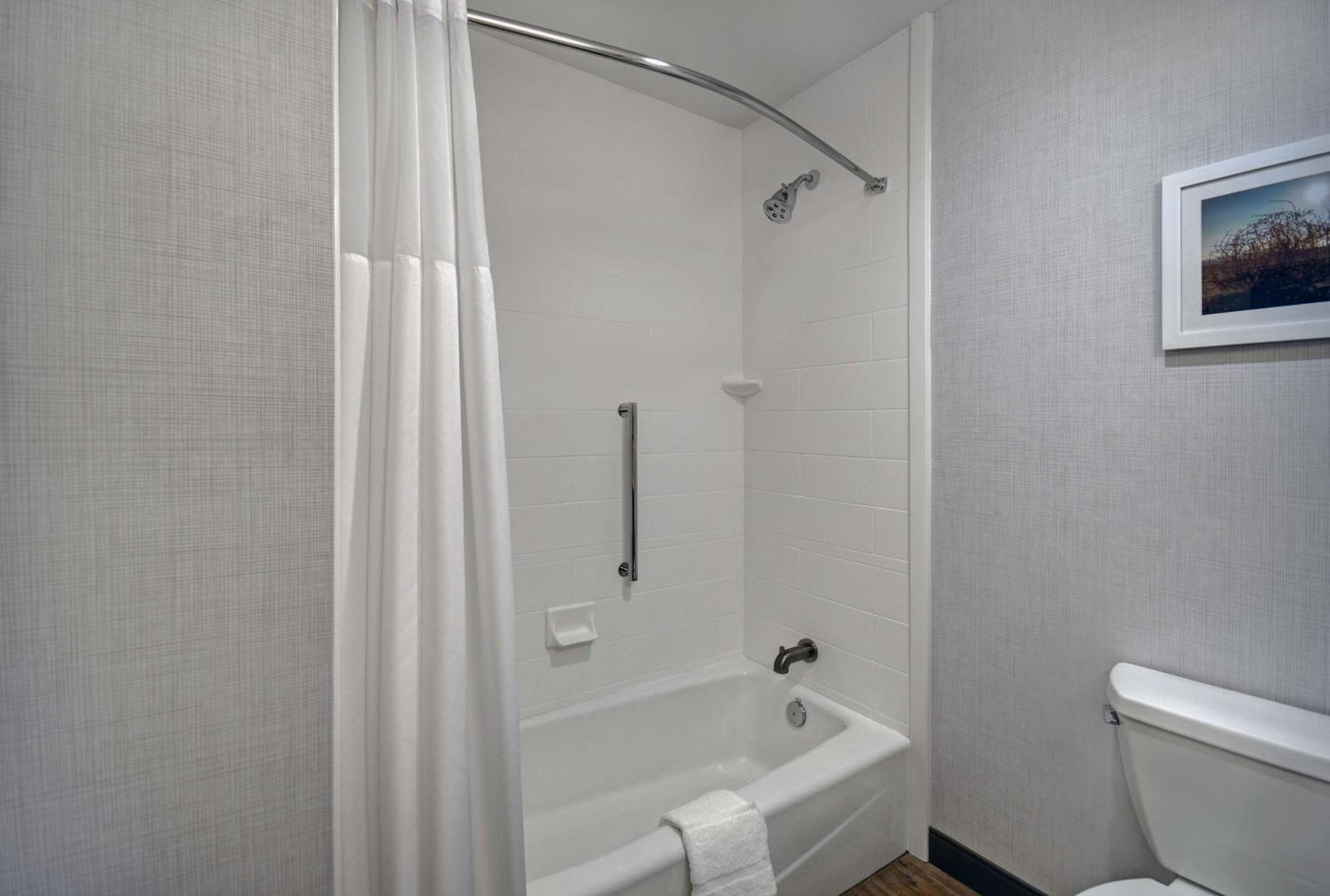 Queen Room with Two Queen Beds - Photo 4
