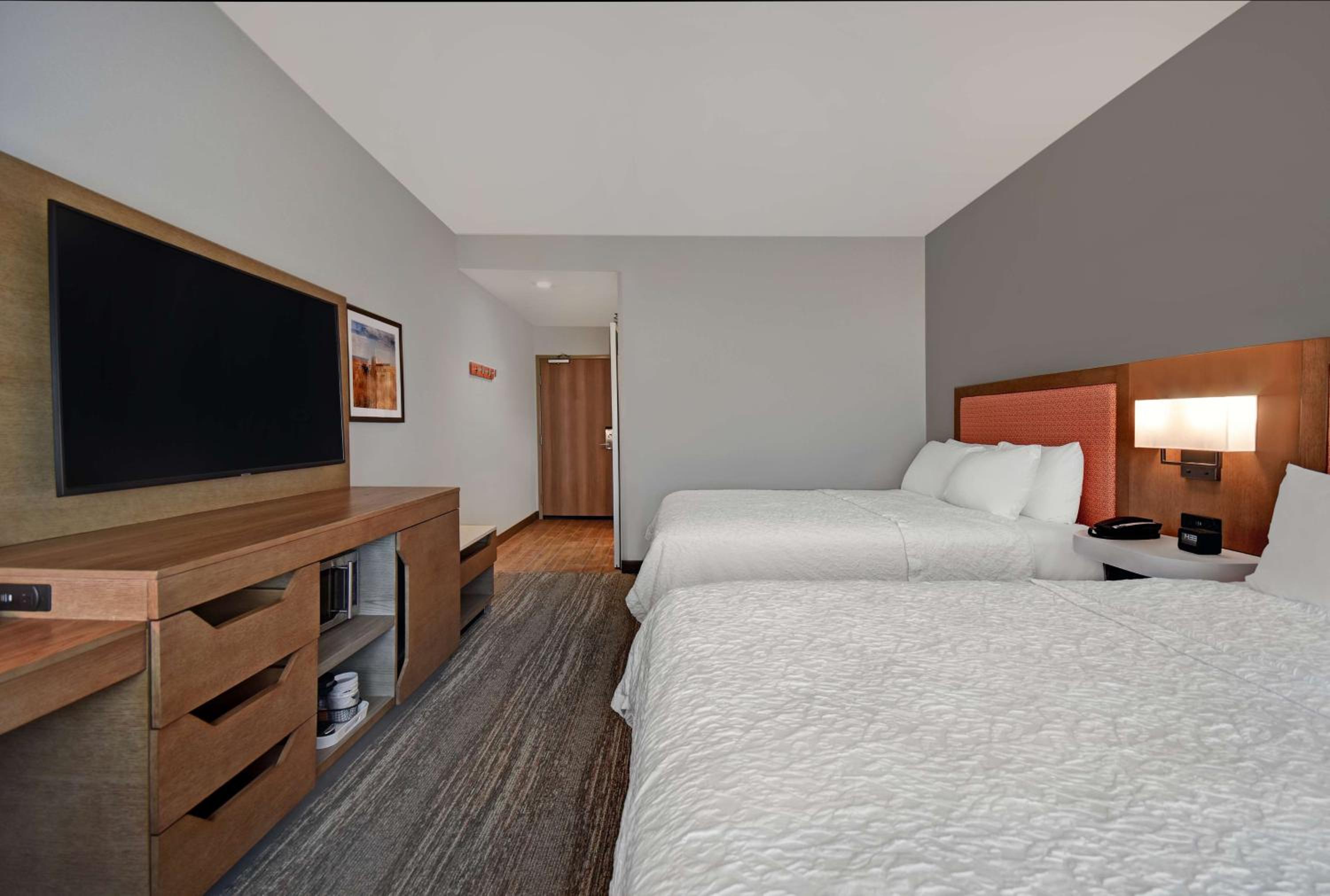 Queen Room with Two Queen Beds - Photo 5