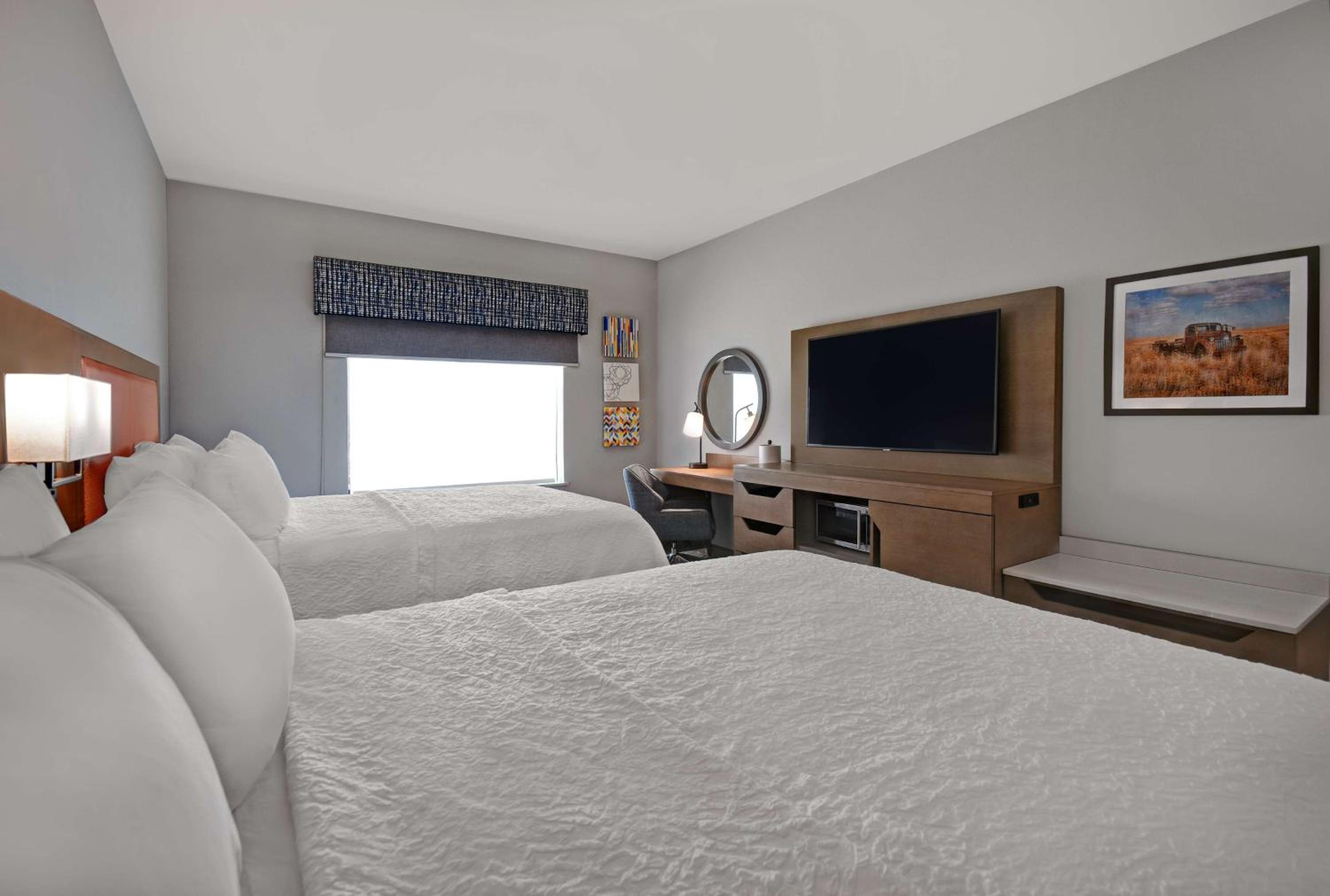 Queen Room with Two Queen Beds - Photo 2