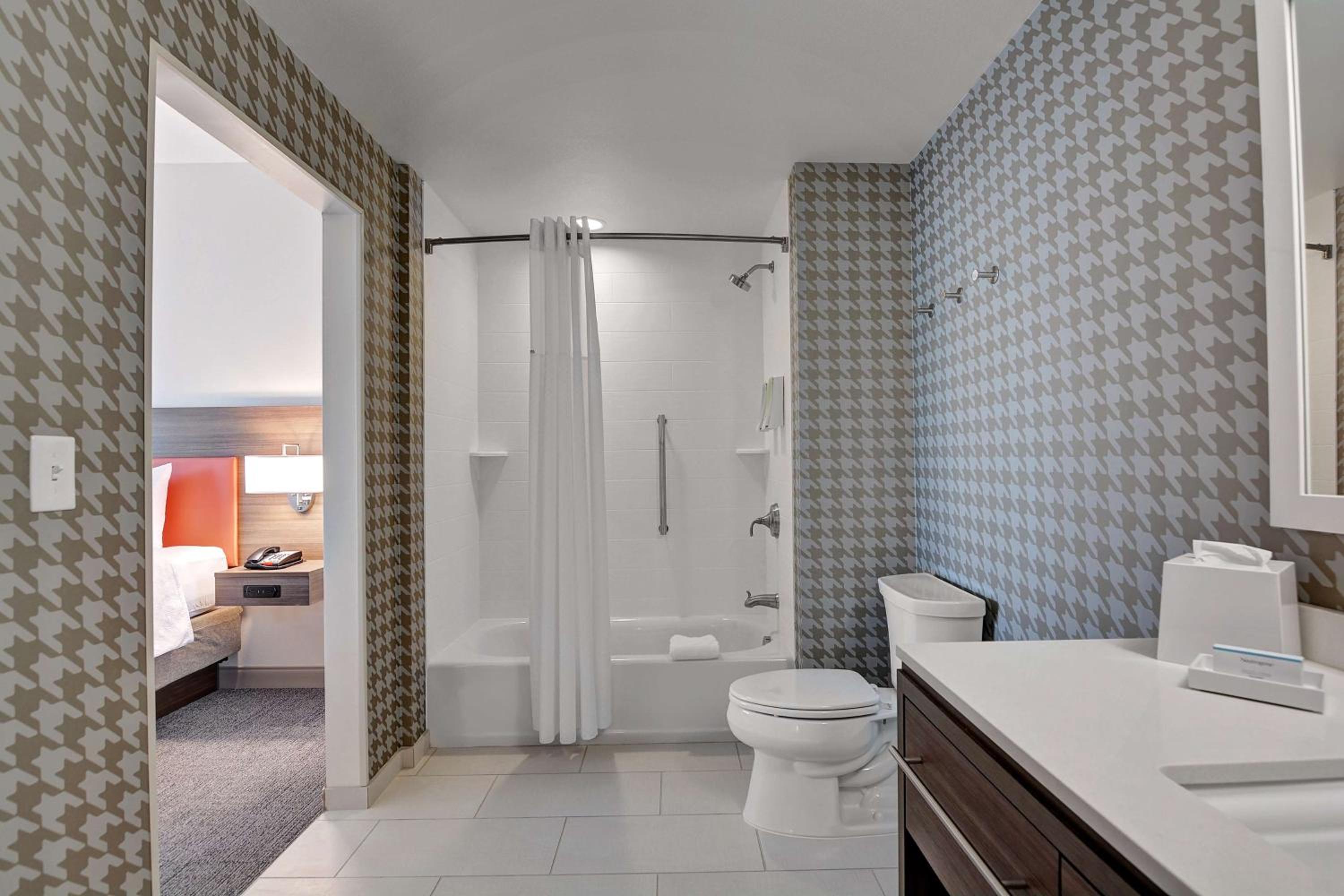 One-Bedroom King Suite - Non-Smoking - Photo 7