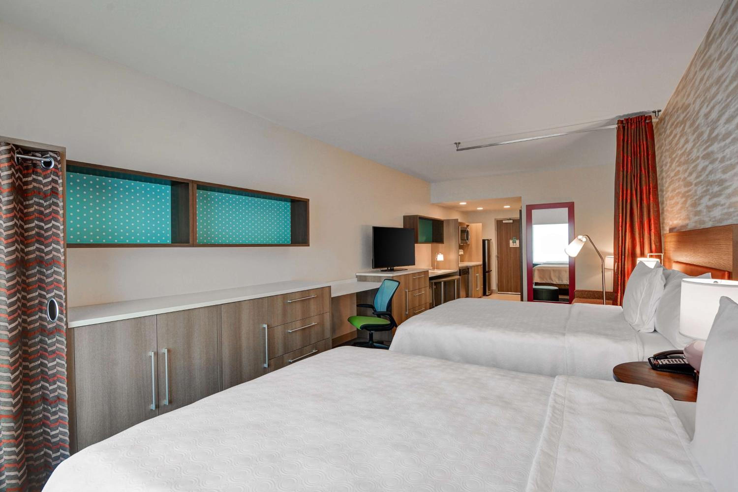 Queen Studio with Two Queen Beds - Non-Smoking - Photo 5