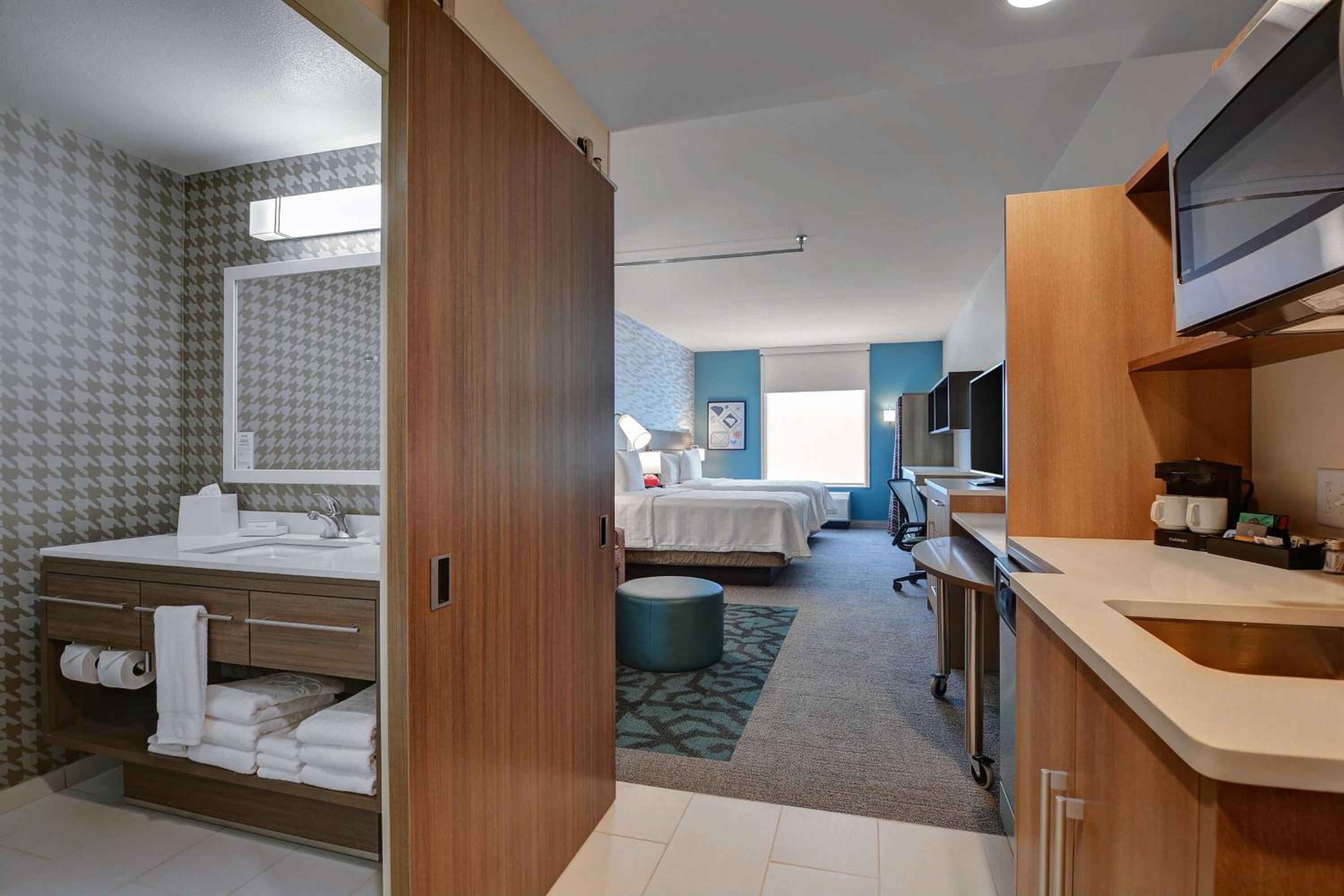 Queen Studio with Two Queen Beds - Non-Smoking - Photo 2
