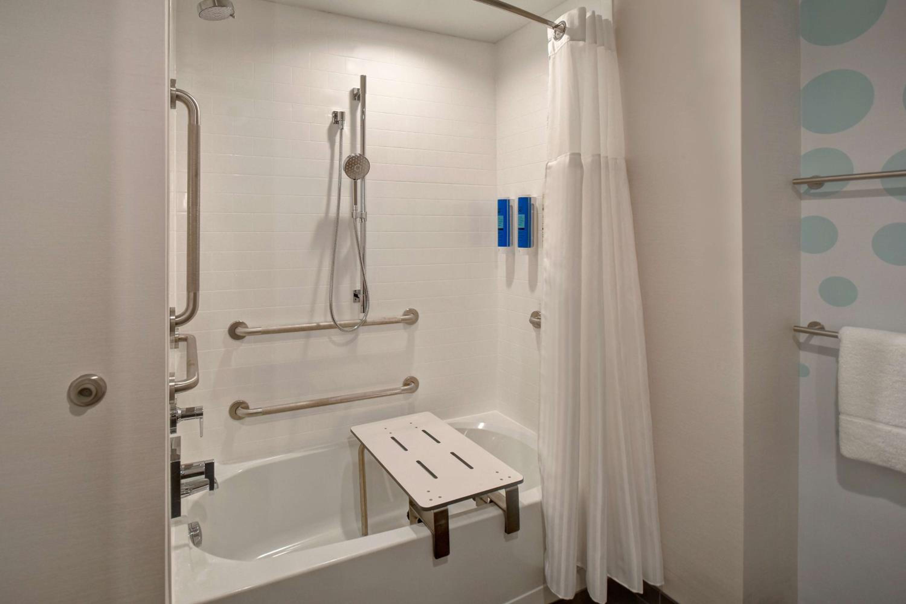King Room with Bath Tub - Mobility Access - Photo 6