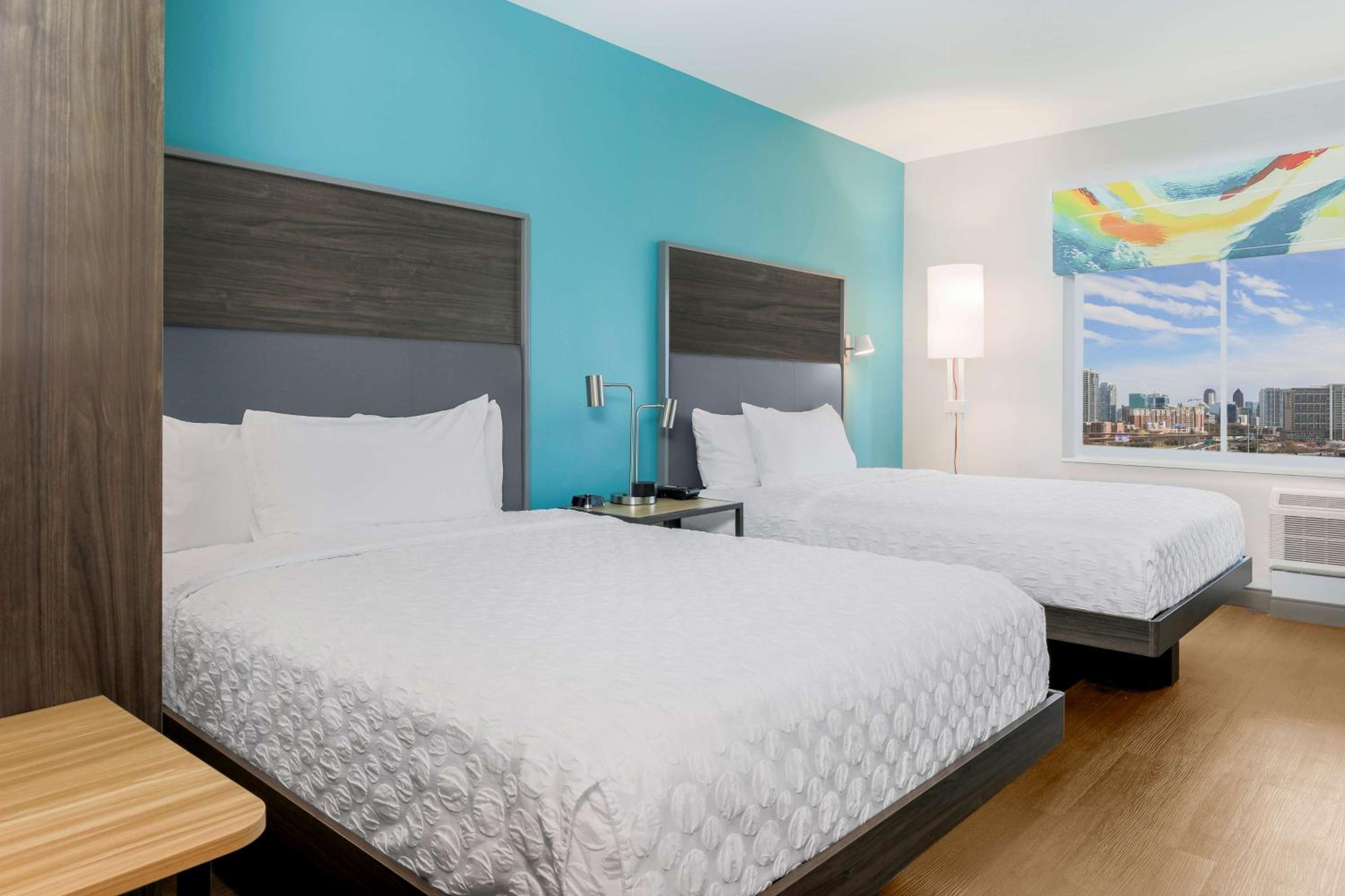 Queen Room with Two Queen Beds - Photo 4