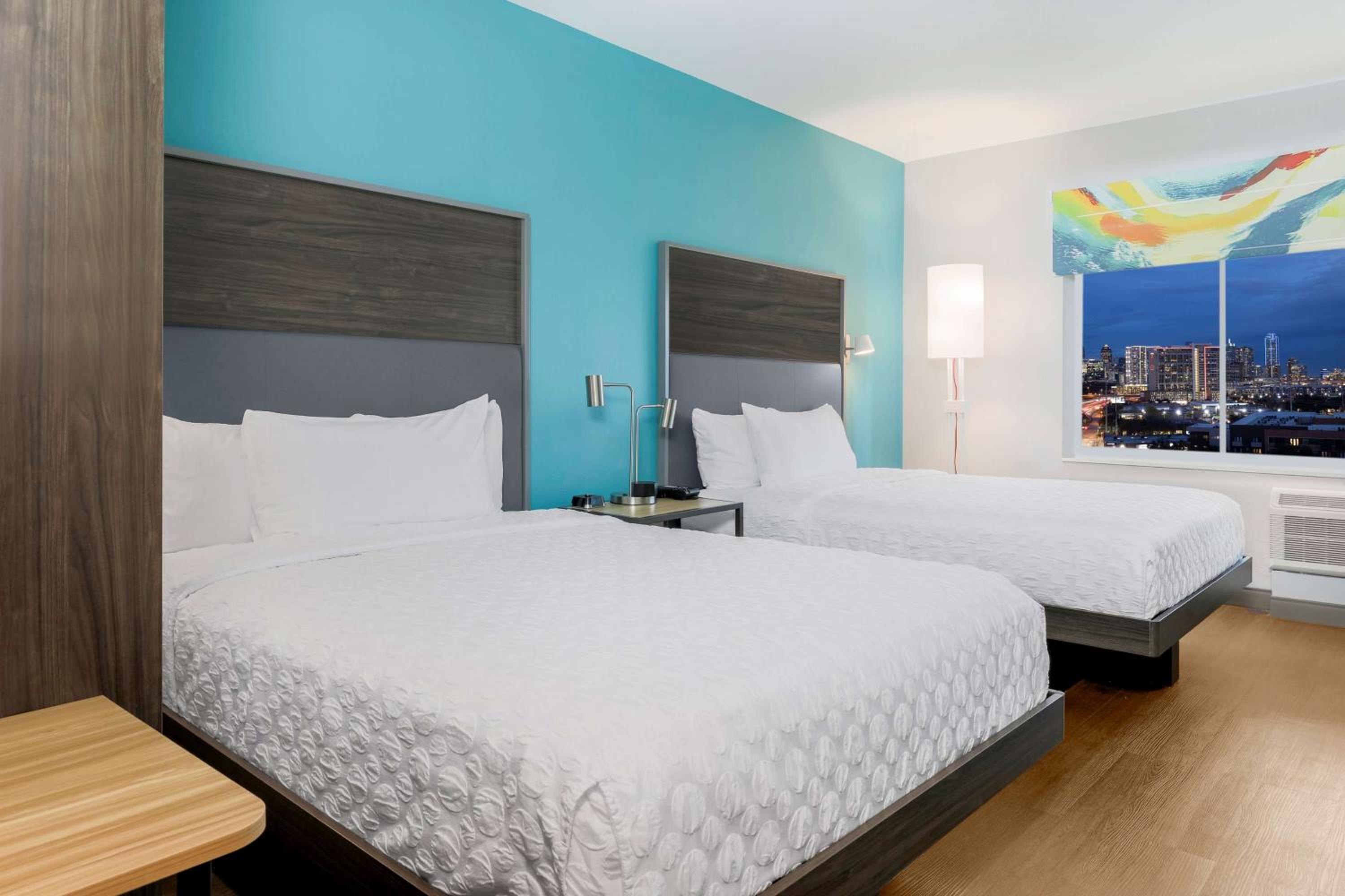 Queen Room with Two Queen Beds - Photo 6