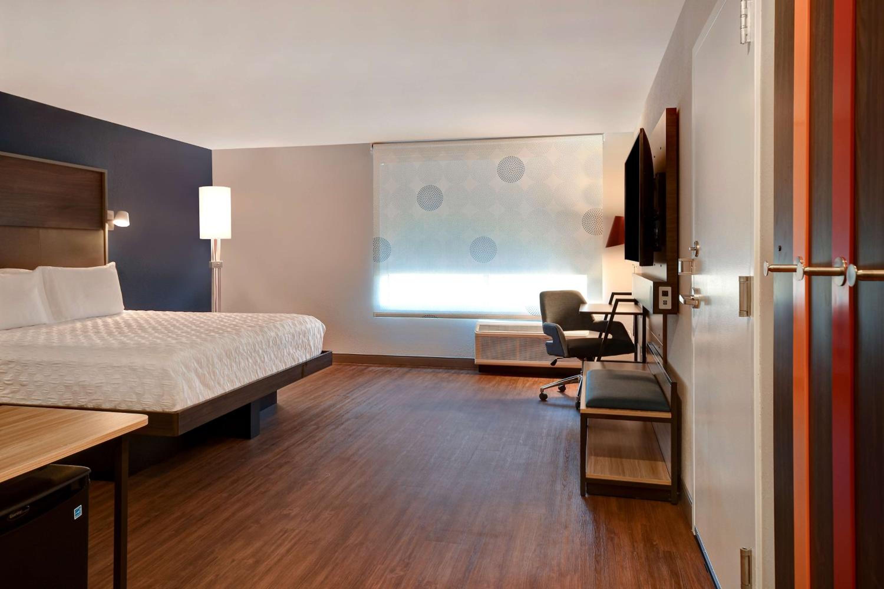 King Room with Bath Tub - Mobility Access - Photo 3