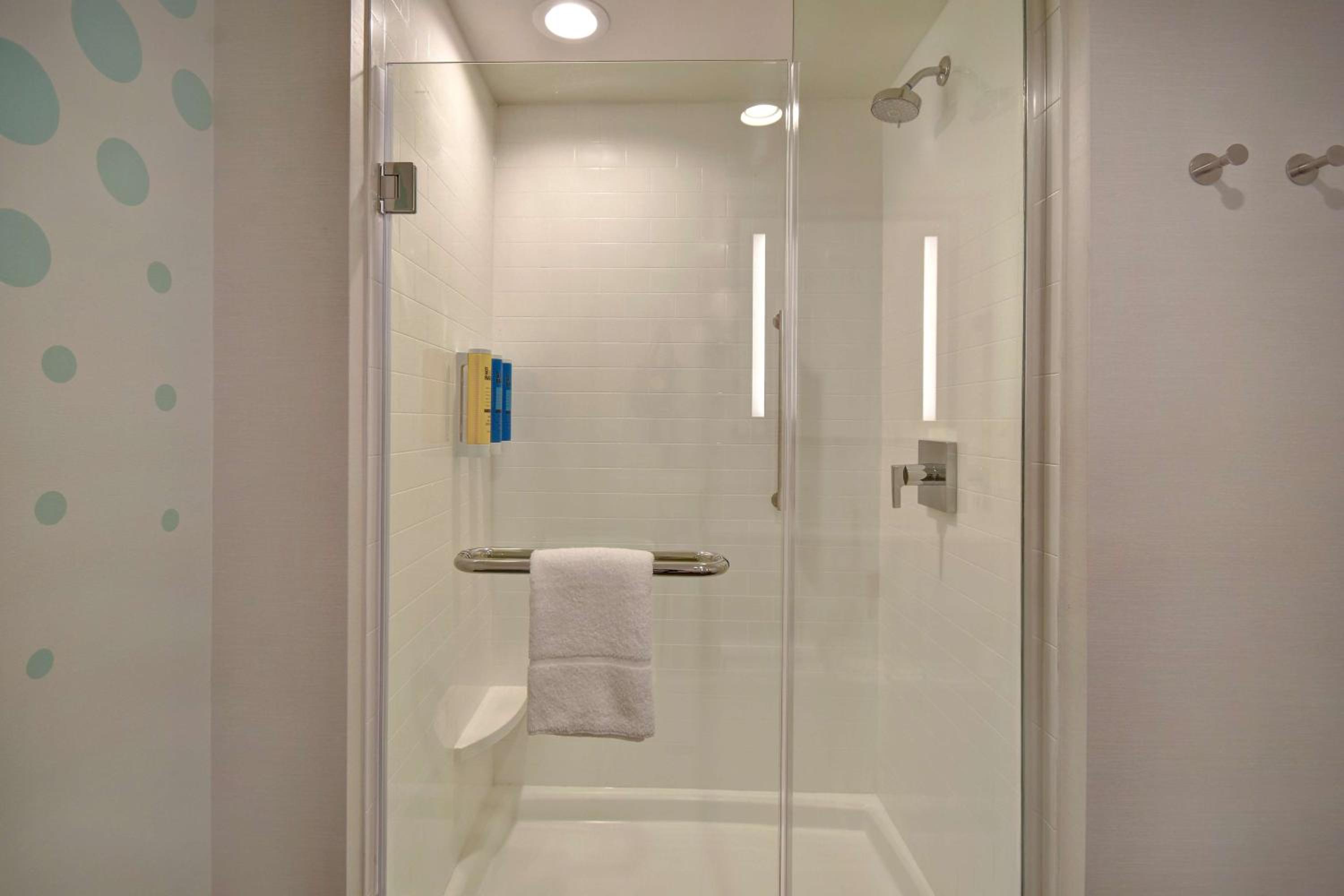 Queen Room with Two Queen Beds - Hearing Access - Photo 5