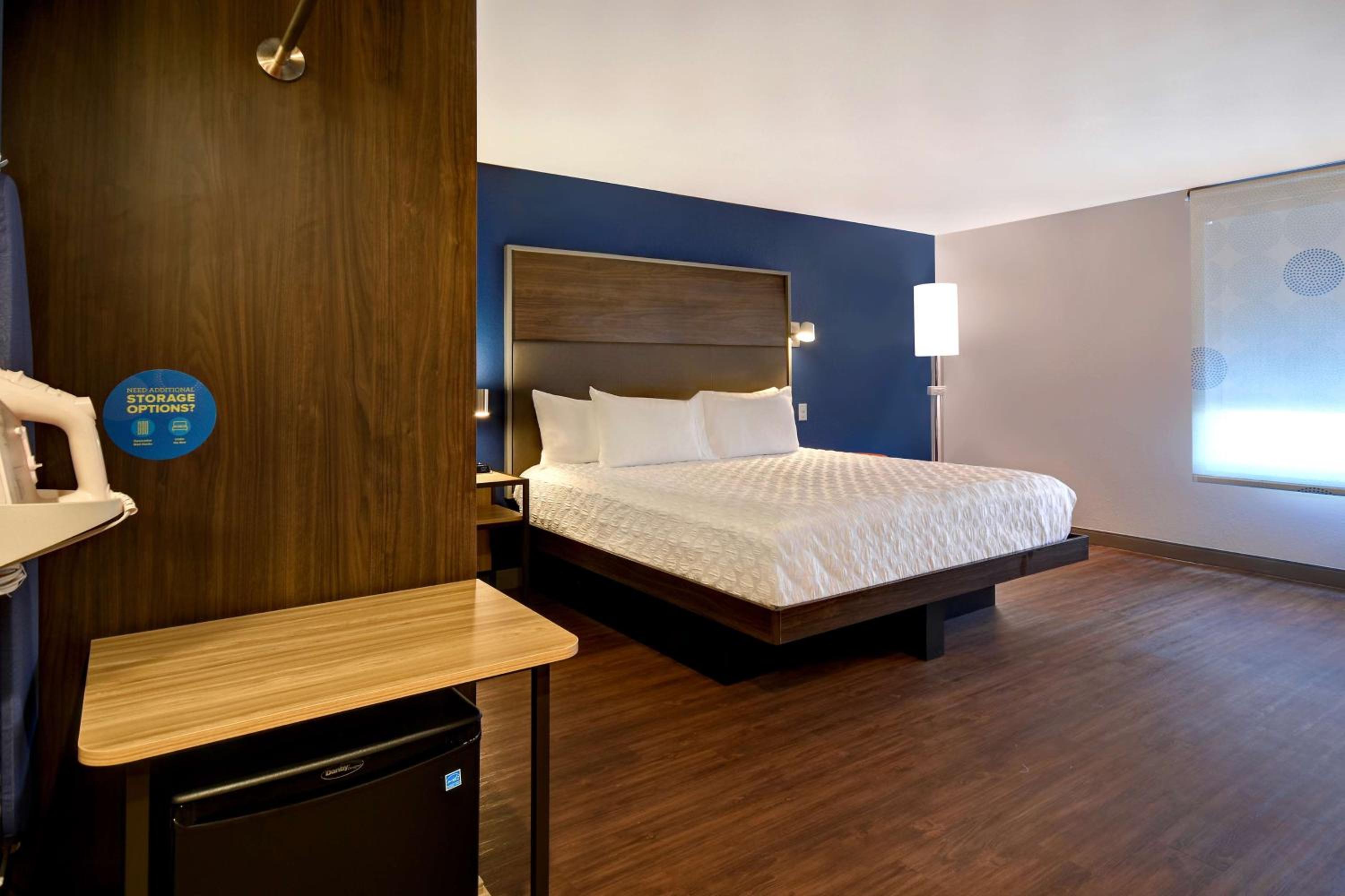 King Room with Bath Tub - Mobility Access - Photo 5