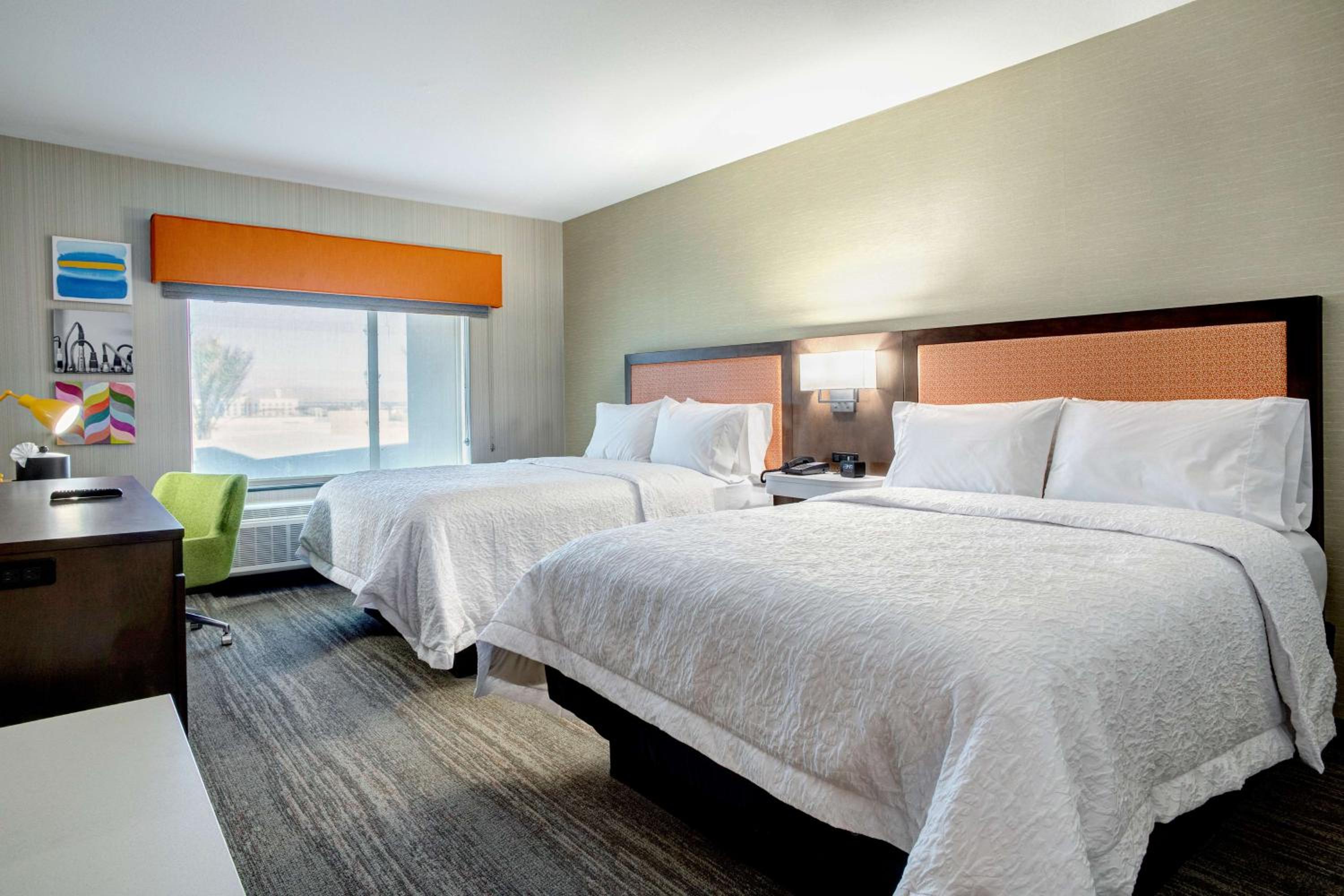 Queen Room with Two Queen Beds - Photo 2