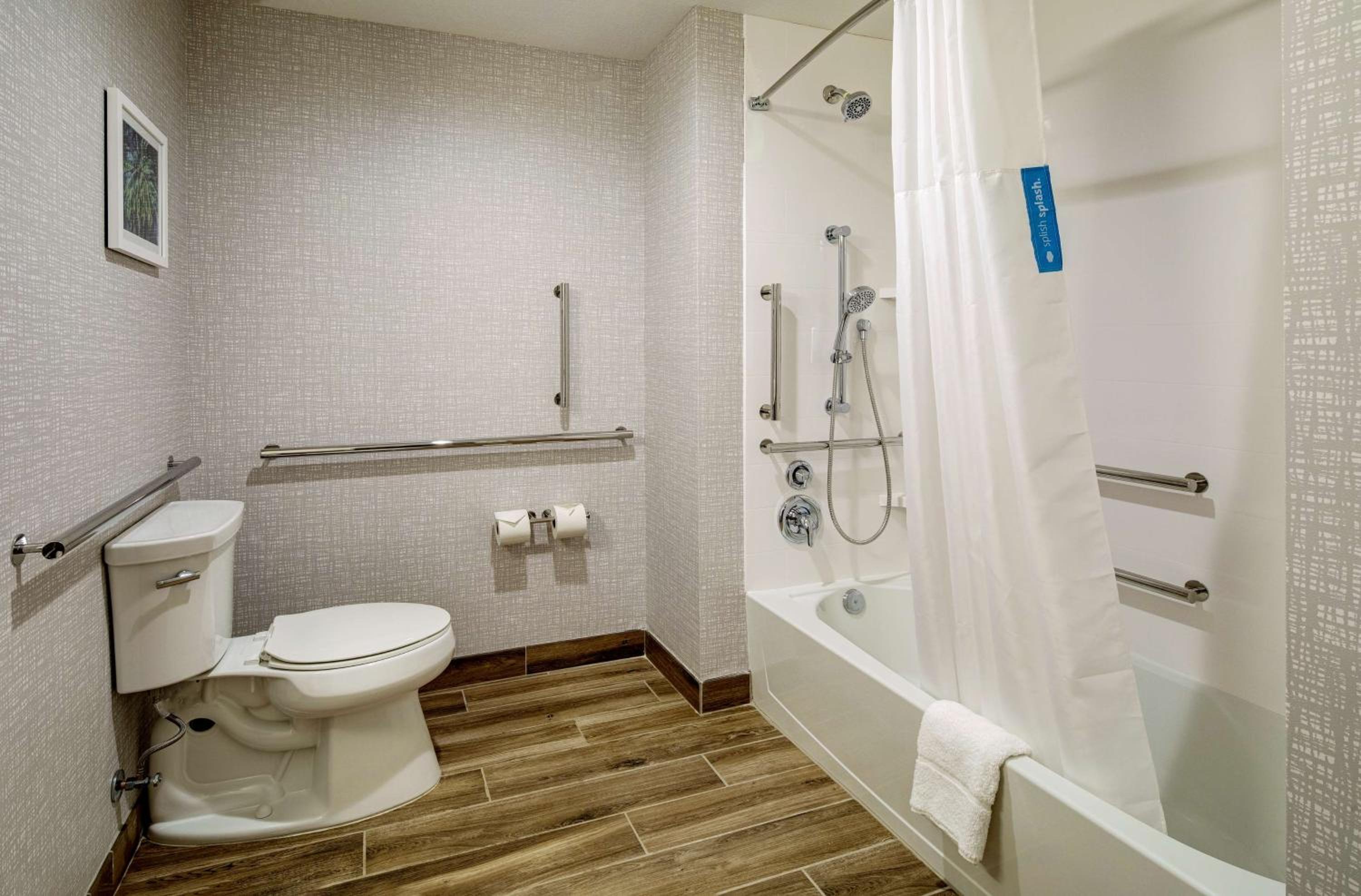Queen Room with Bath Tub - Mobility Access/Non-Smoking - Photo 2
