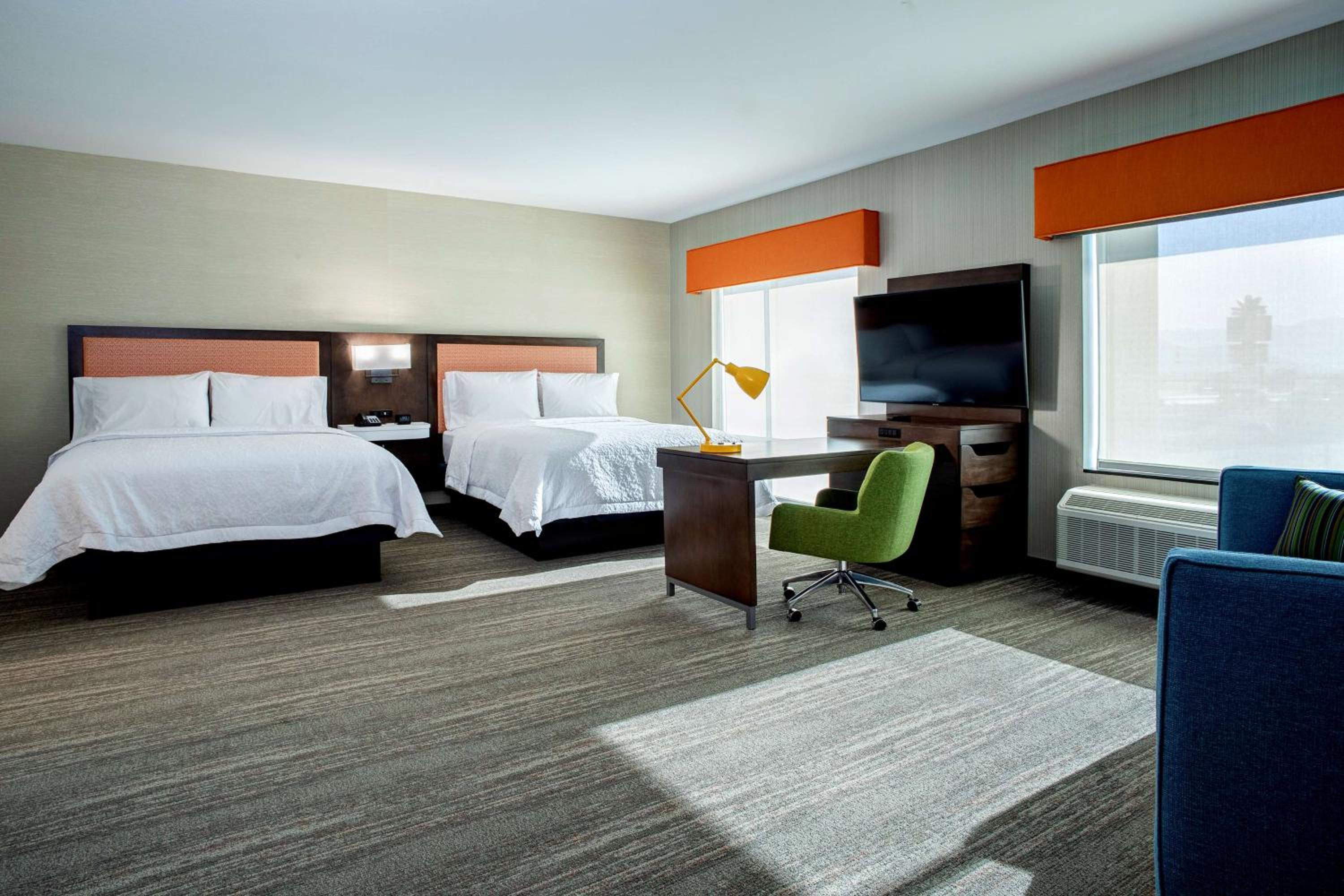 Queen Studio Suite with Two Queen Beds - Non-Smoking - Photo 5