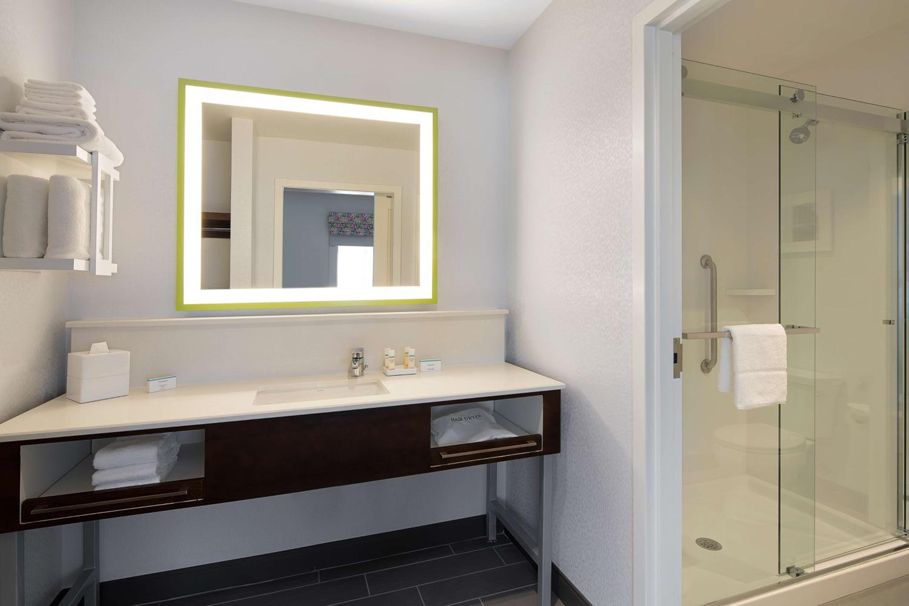 One-Bedroom King Suite - Non-Smoking - Photo 2