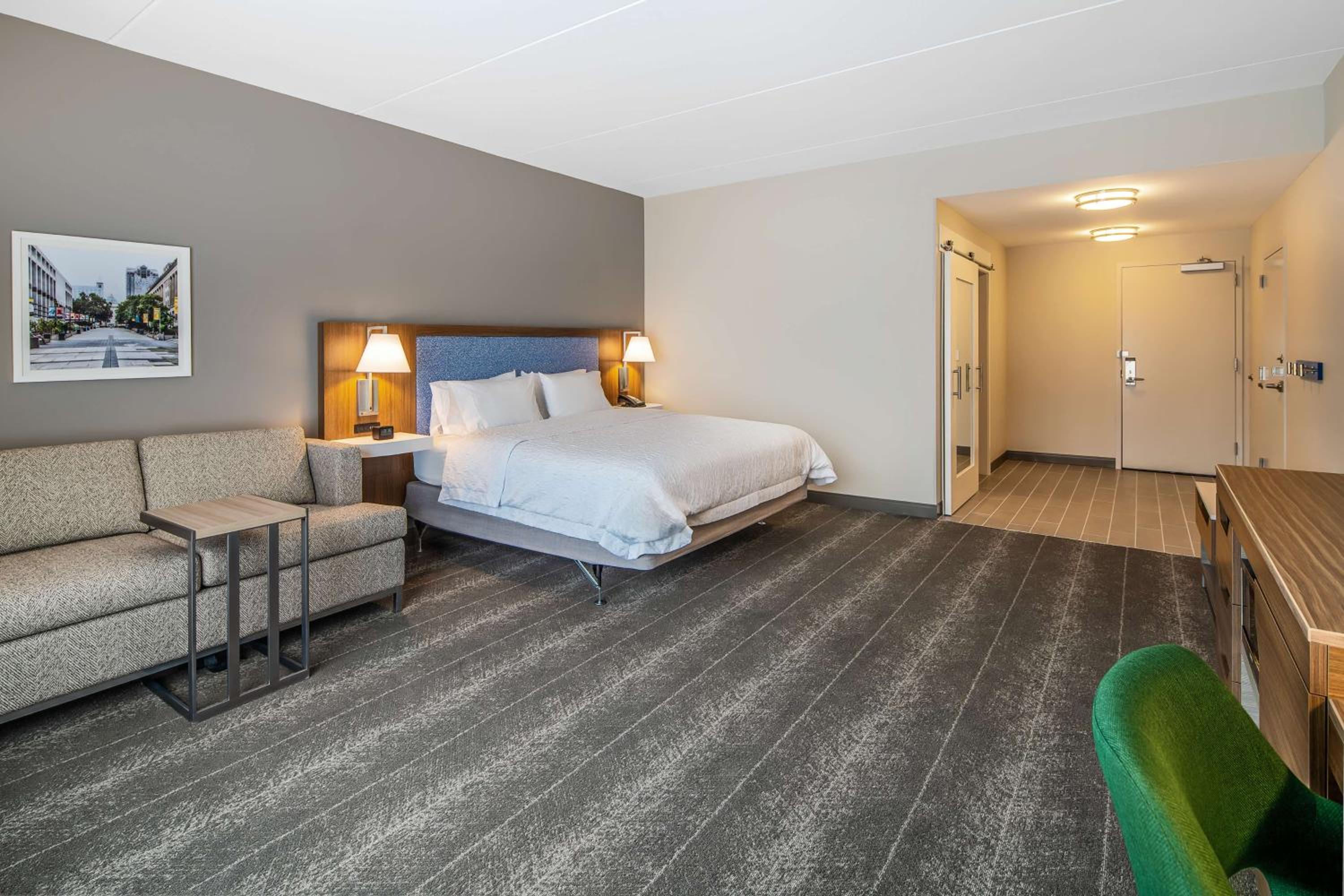 King Room with Sofa Bed - Mobility Access/Non-Smoking - Photo 1