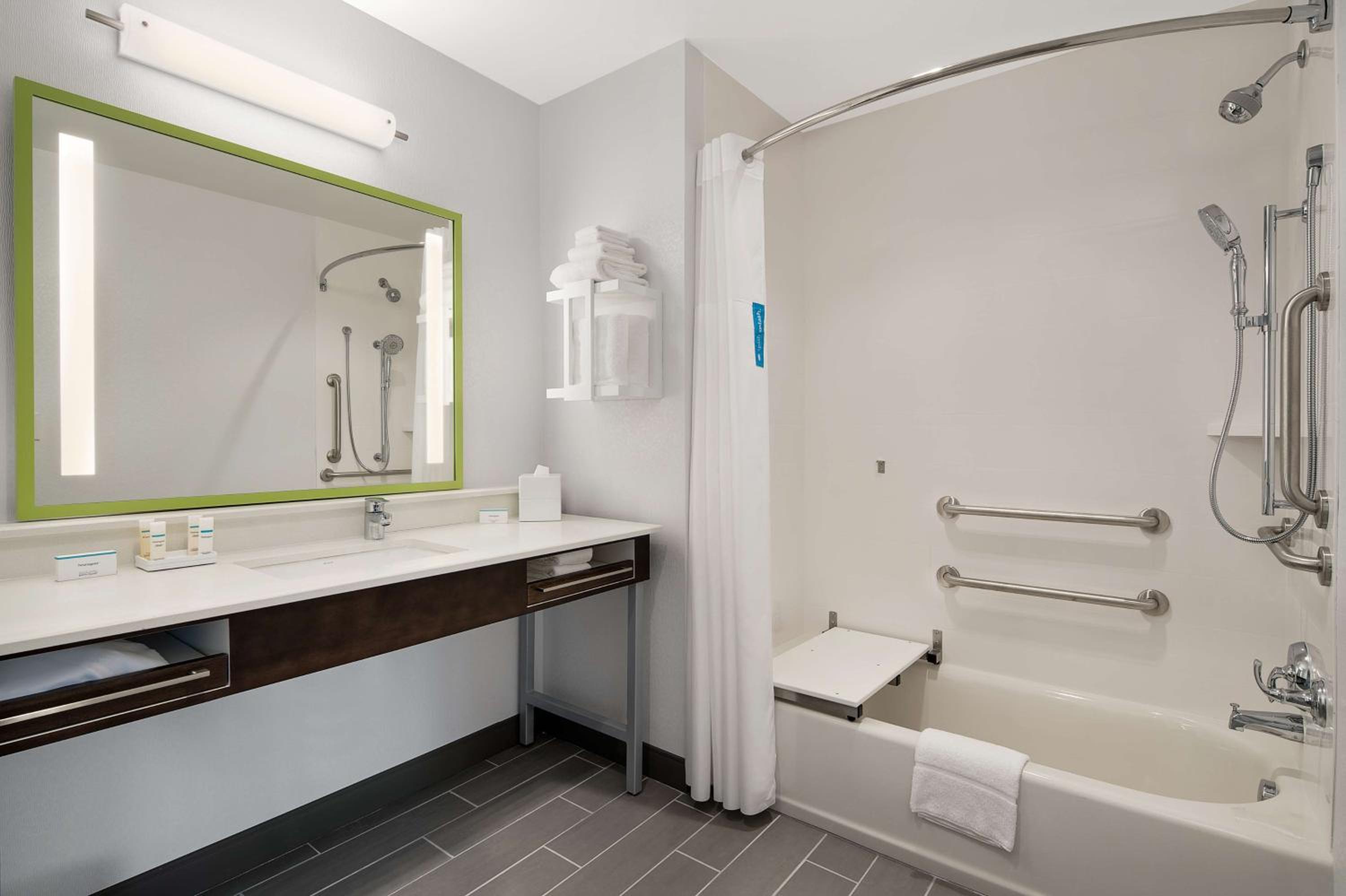 Queen Room with Two Queen Beds - Hearing Access/Non-Smoking - Photo 4