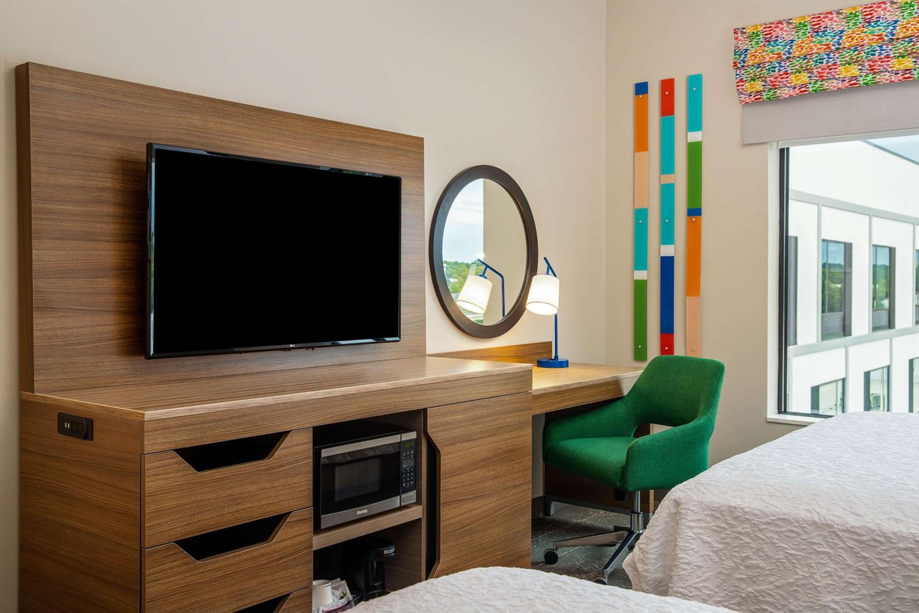 Queen Room with Two Queen Beds - Photo 4