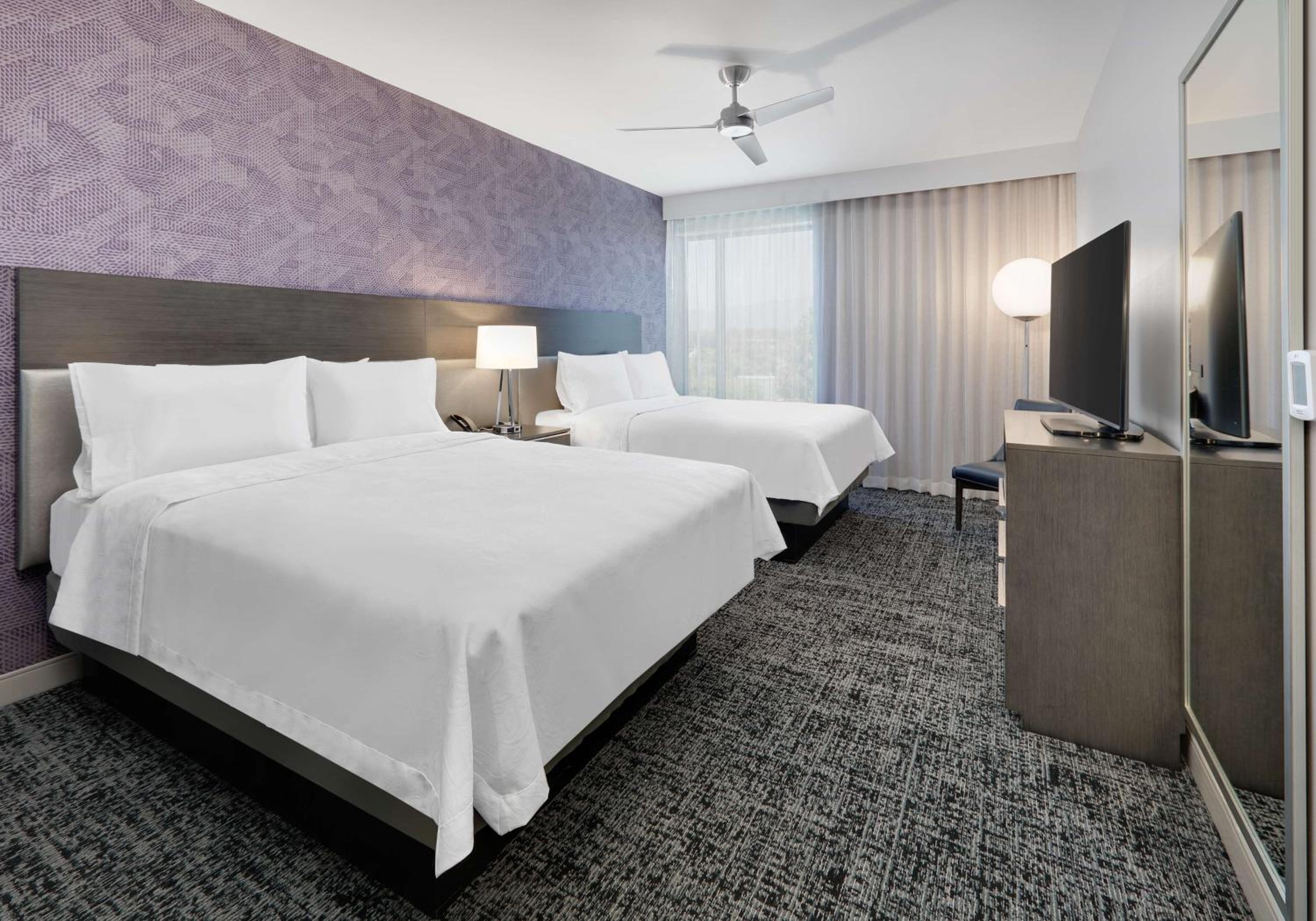 One-Bedroom Queen Suite with Two Queen Beds - Non-Smoking - Photo 3
