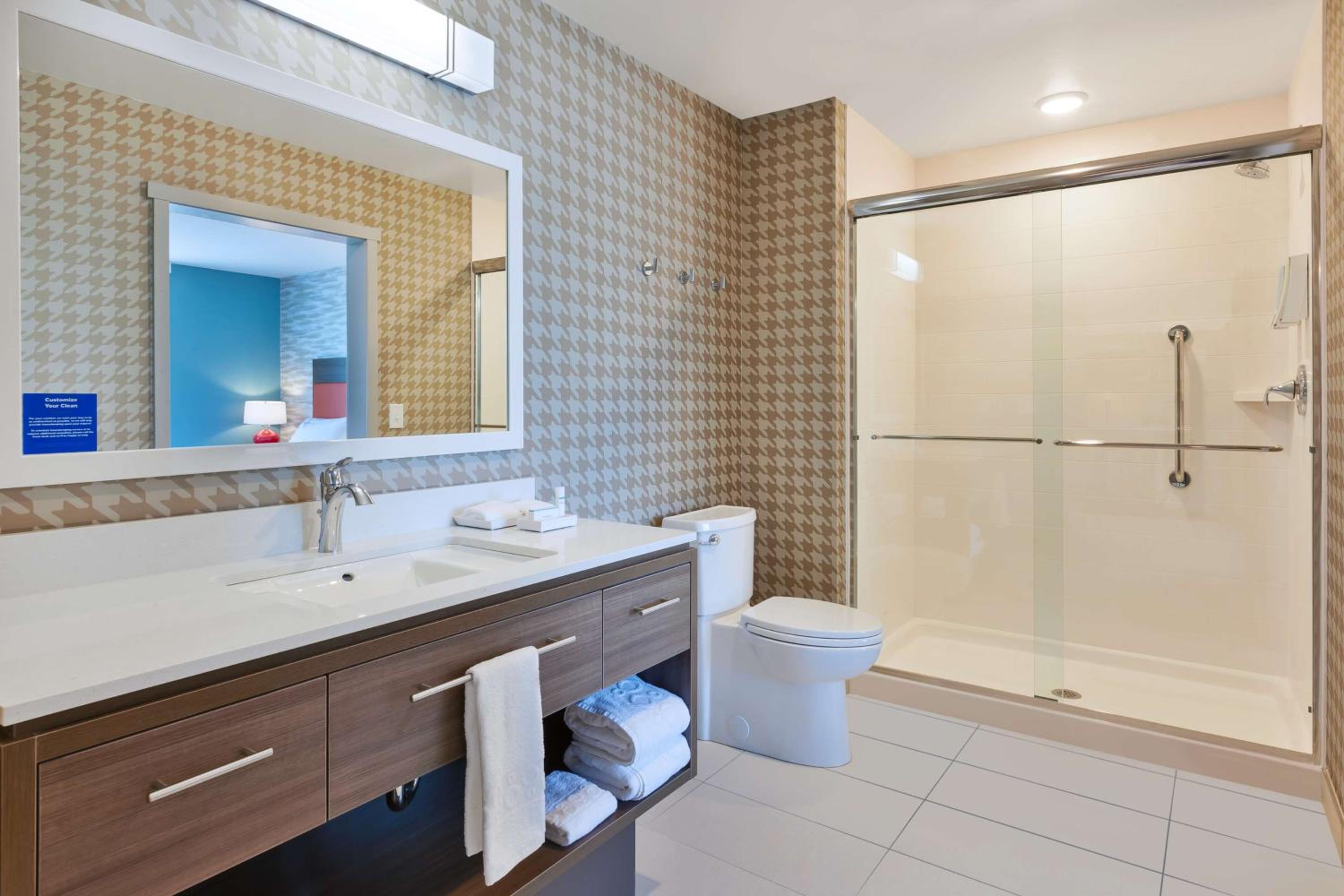 One-Bedroom King Suite - Non-Smoking photo 2