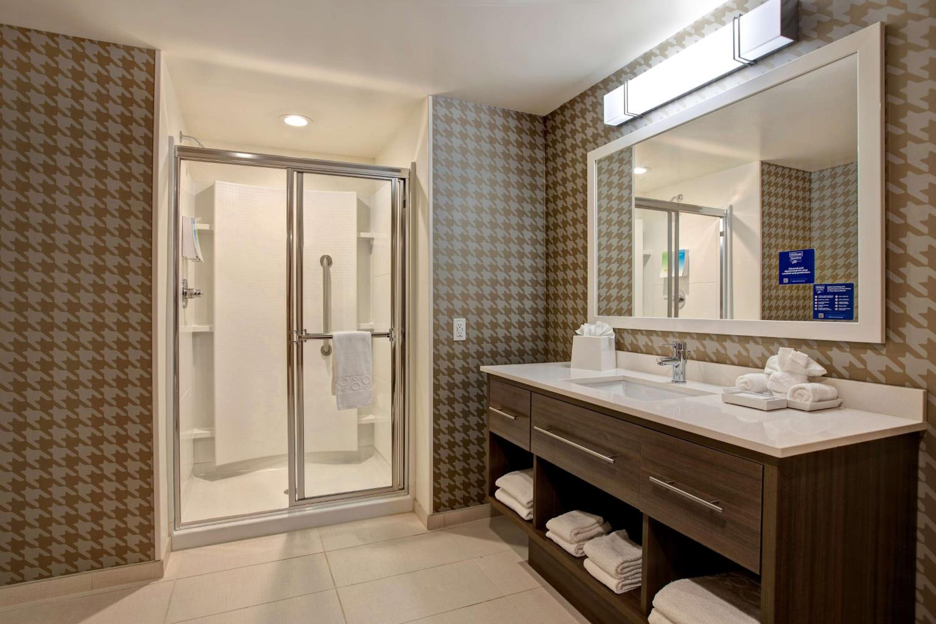 King Suite - Hearing Access/Non-Smoking - Photo 2