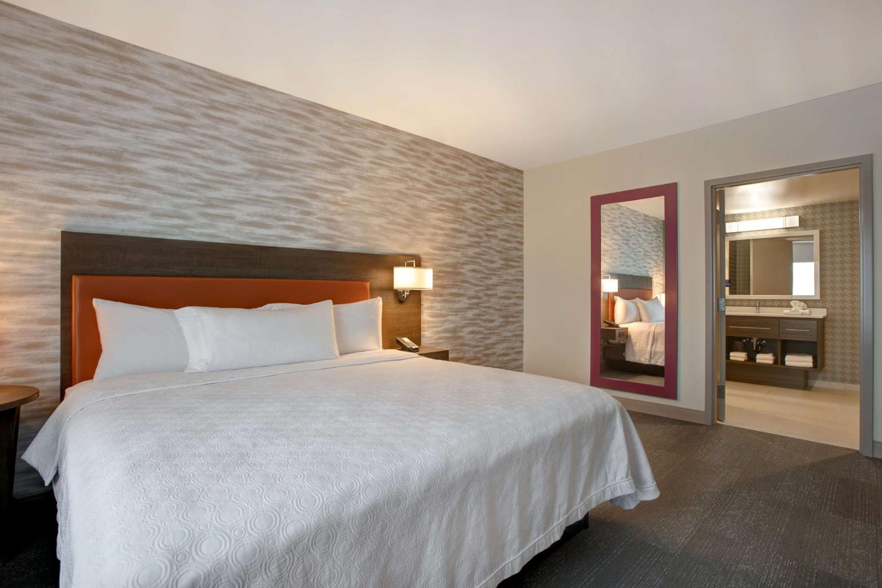 One-Bedroom King Suite - Non-Smoking - Photo 3