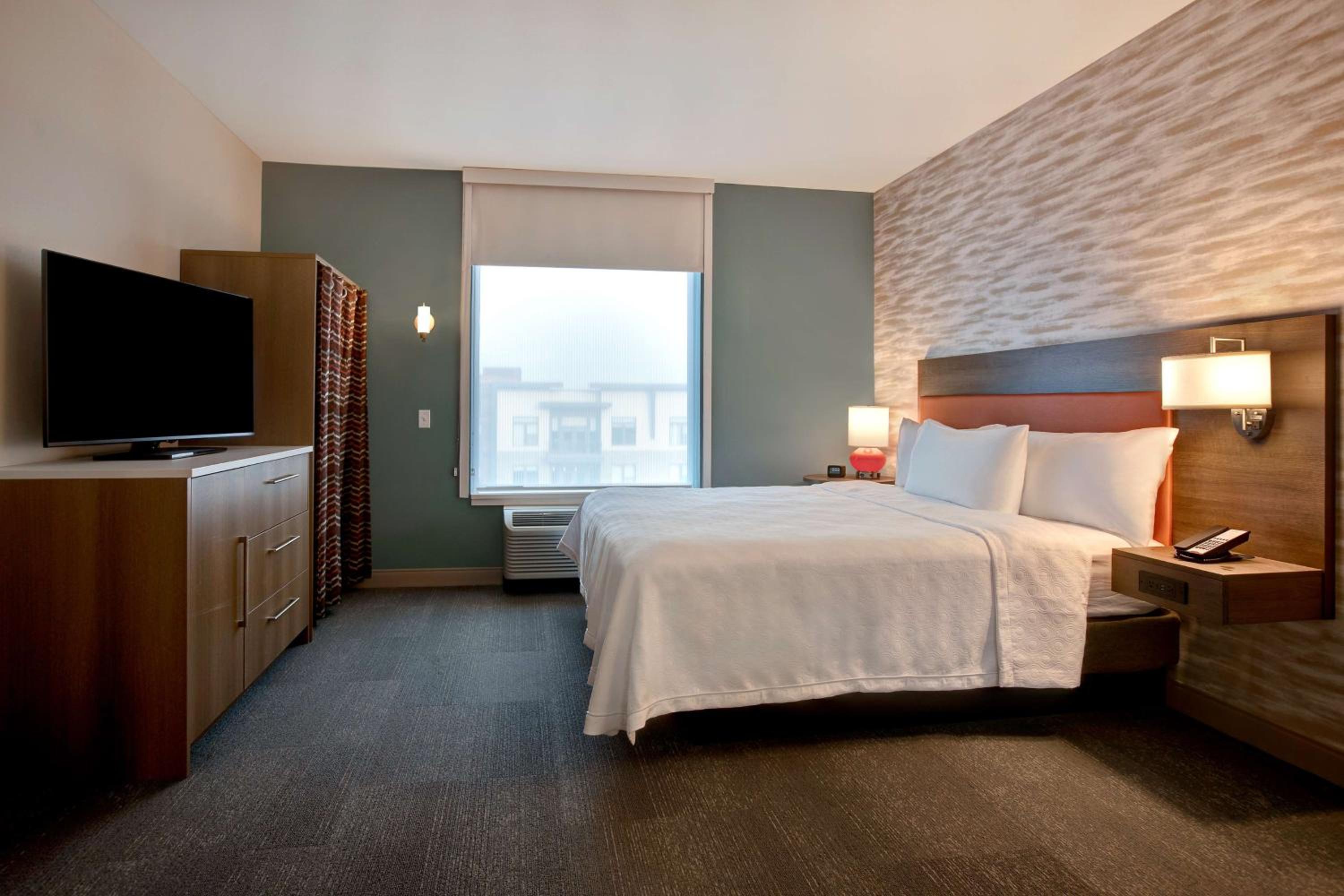 King Suite - Hearing Access/Non-Smoking - Photo 1